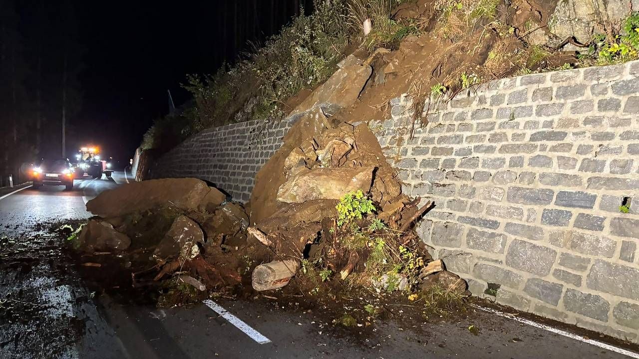 Stein- und Erdrutsch blockiert nachts eine Straße neben einer Stützmauer in Zaunhof Pitztal.
