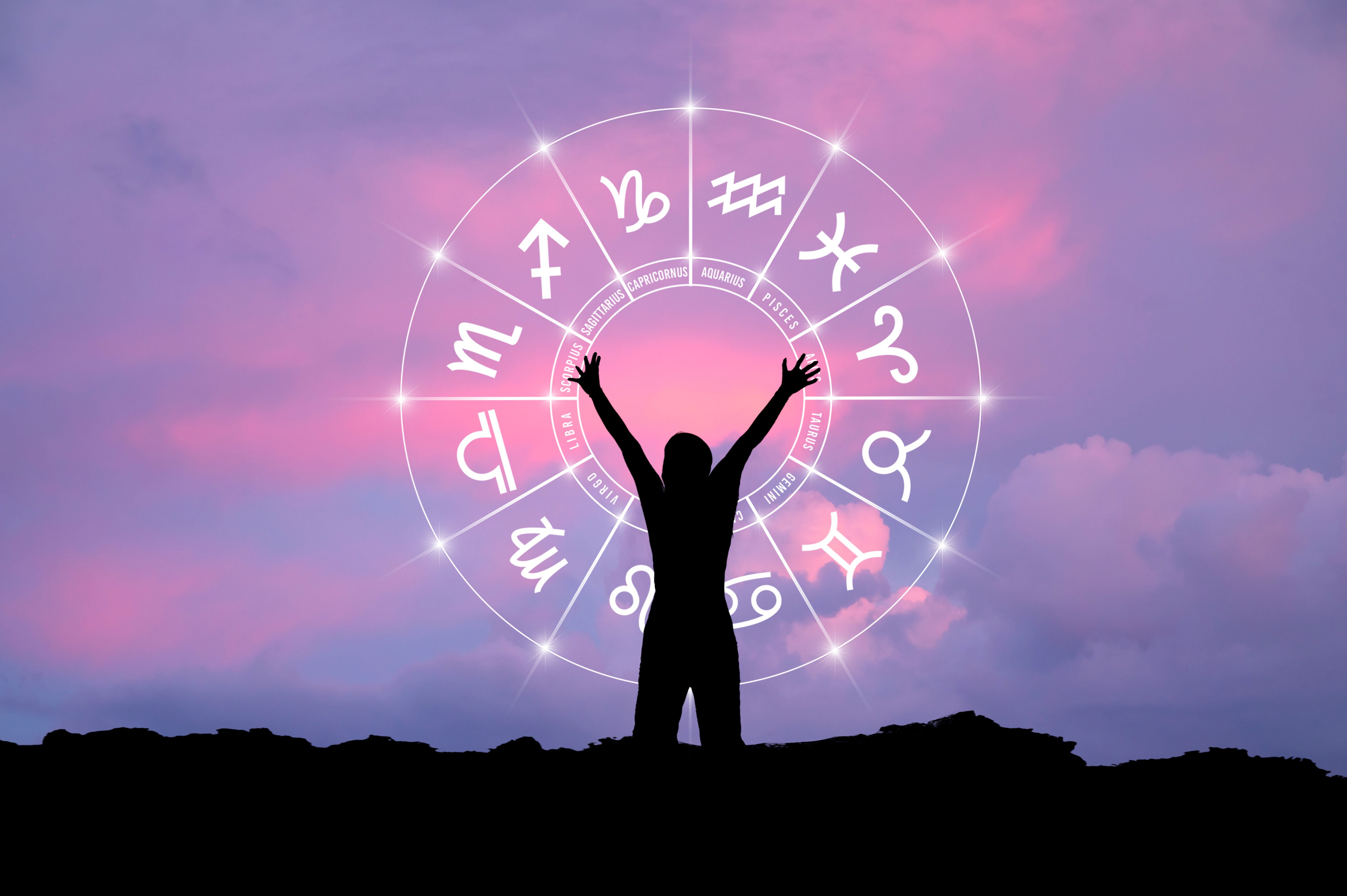 Schattenriss einer Person vor einem astrologischen Tierkreis auf lila Himmel mit Wolken.