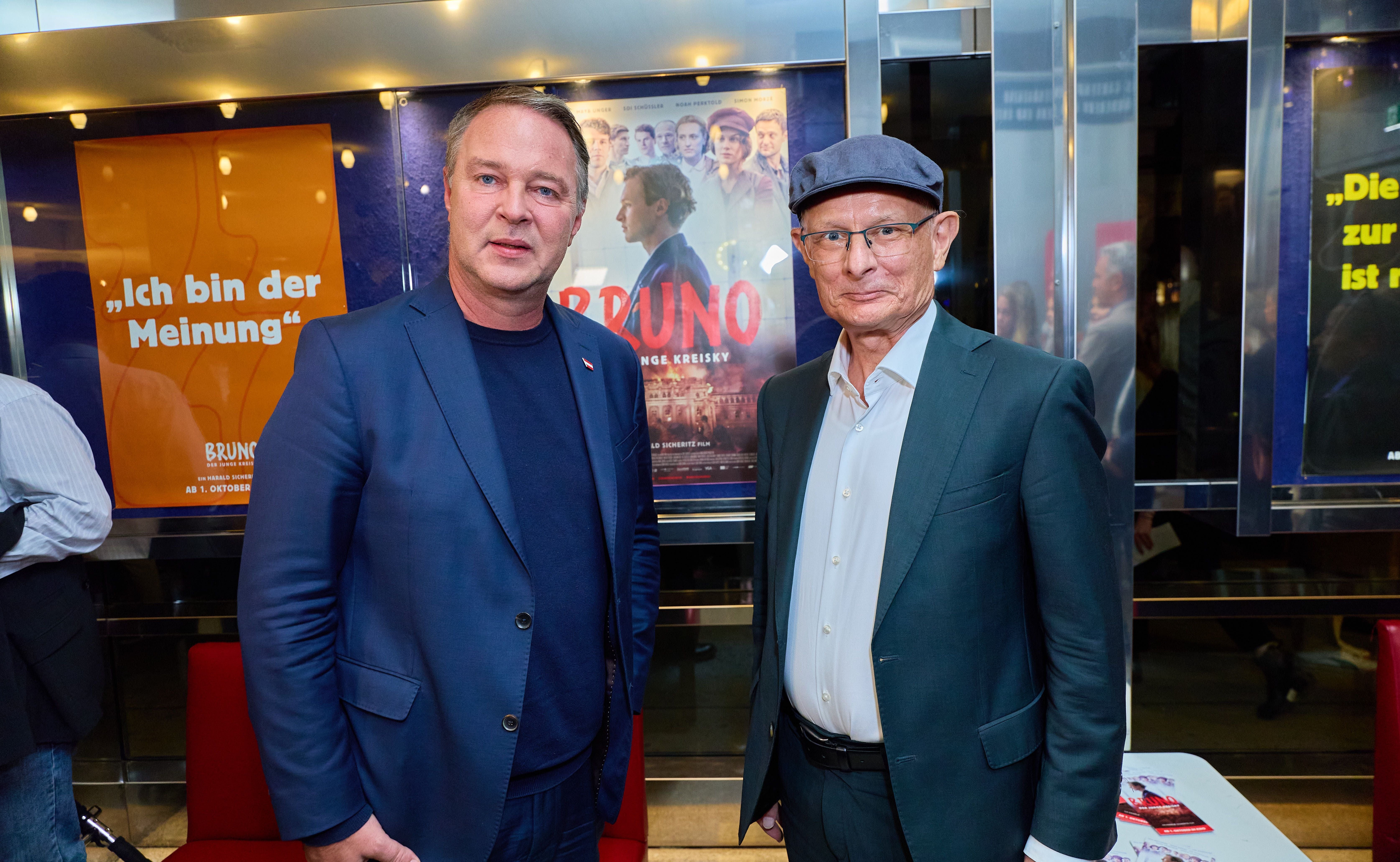 Zwei Männer stehen bei der Premiere von „Bruno – der junge Kreisky“ im Wiener Gartenbaukino.
