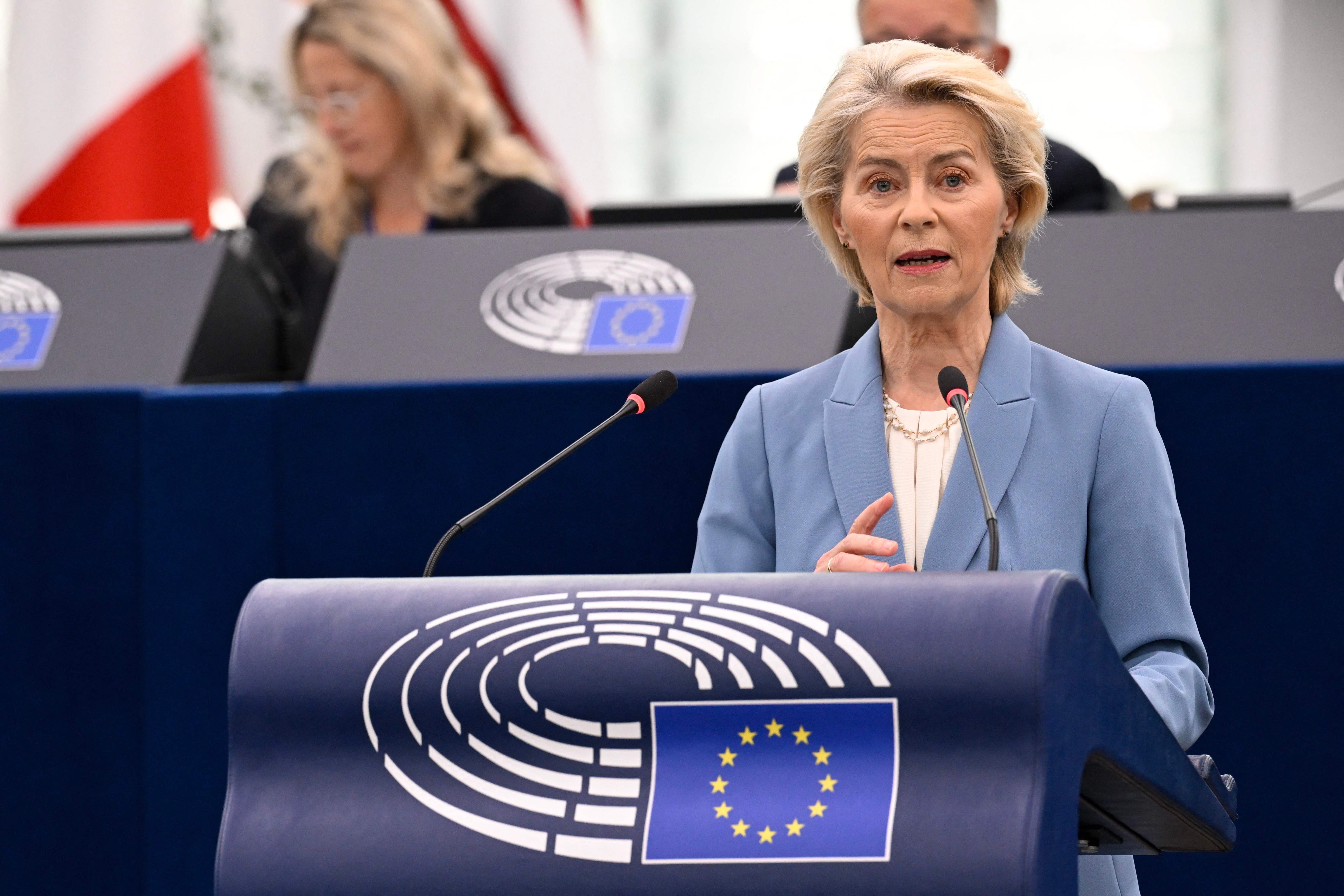 Ursula von der Leyen spricht bei einer Plenarsitzung im Europäischen Parlament in Straßburg.