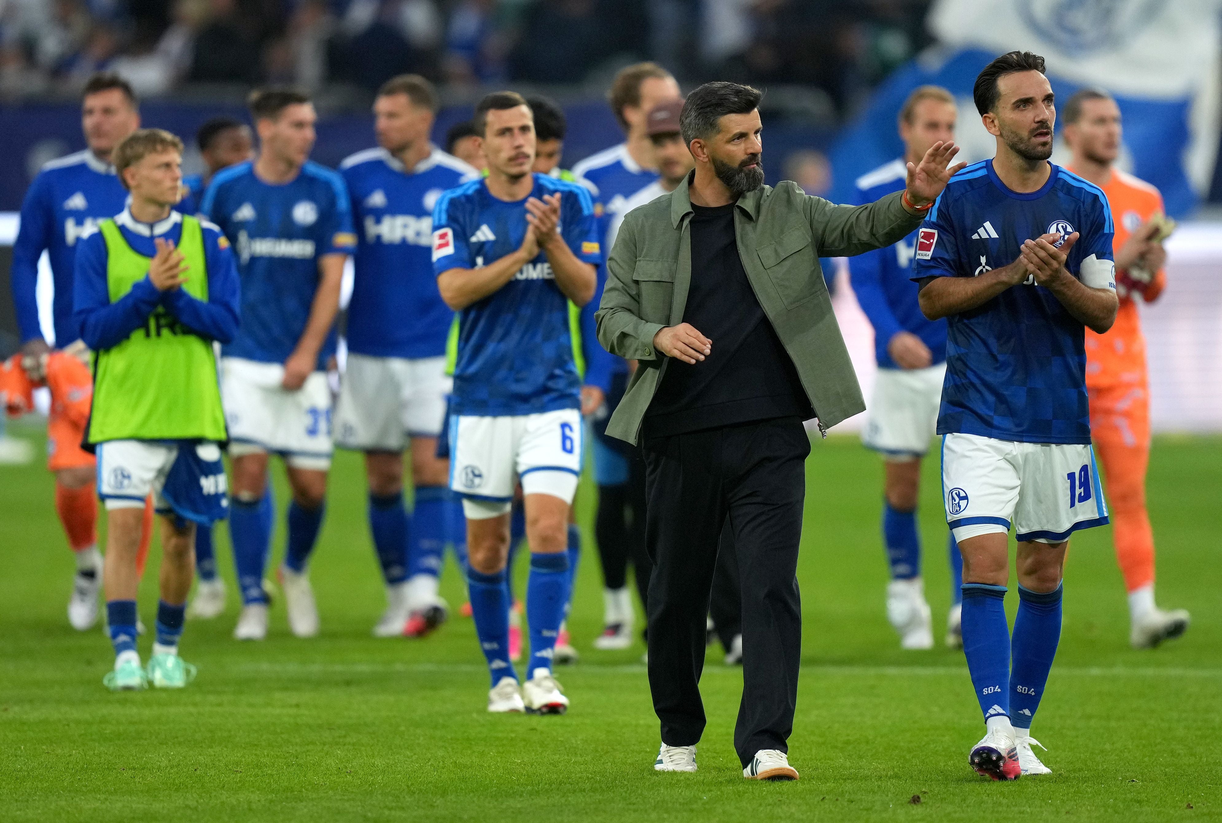 Schalke-Spieler und Trainer bedanken sich nach dem Spiel bei den Fans im Stadion.