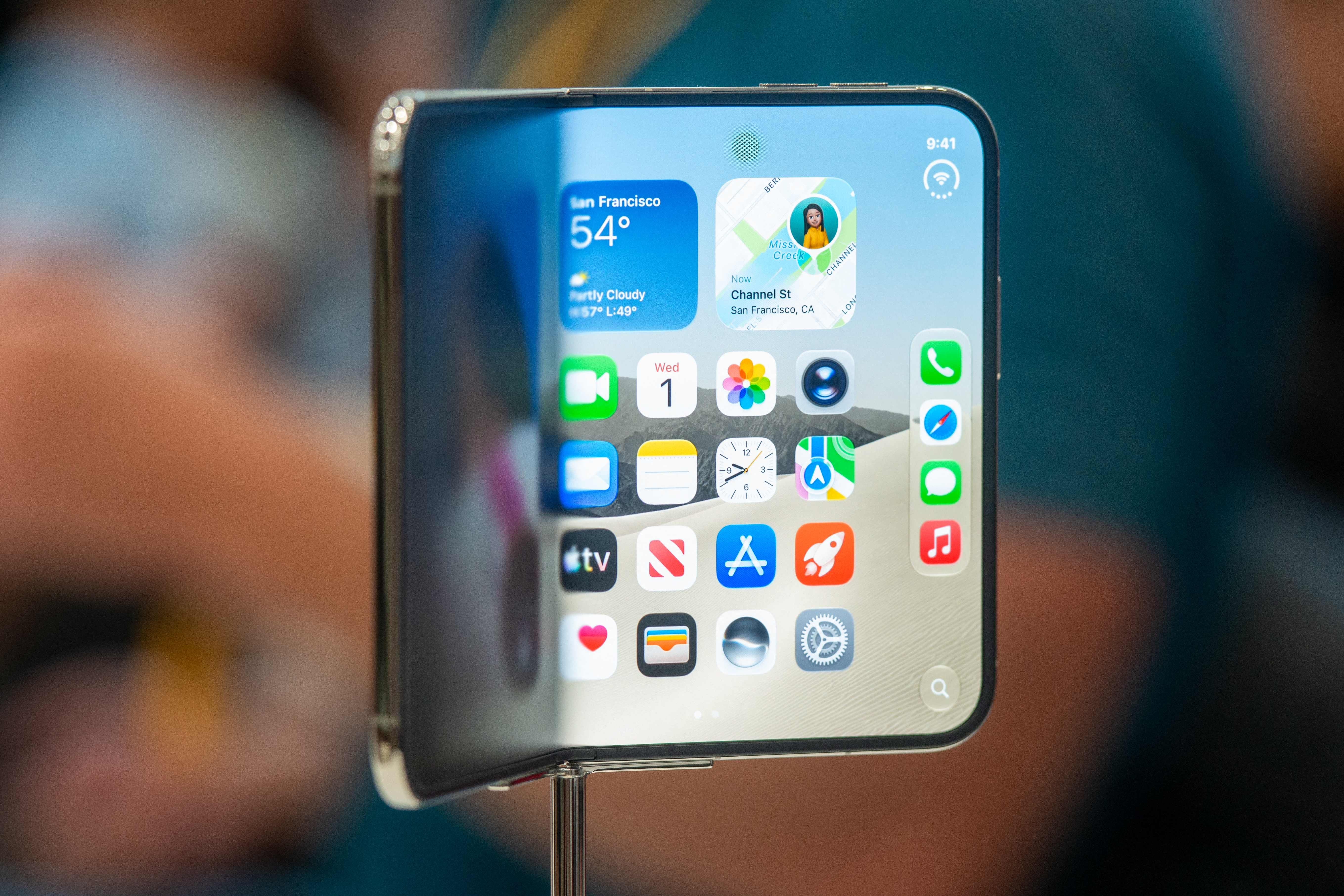 Ein aufklappbares iPhone Duo mit großem Display wird auf einer Veranstaltung präsentiert.