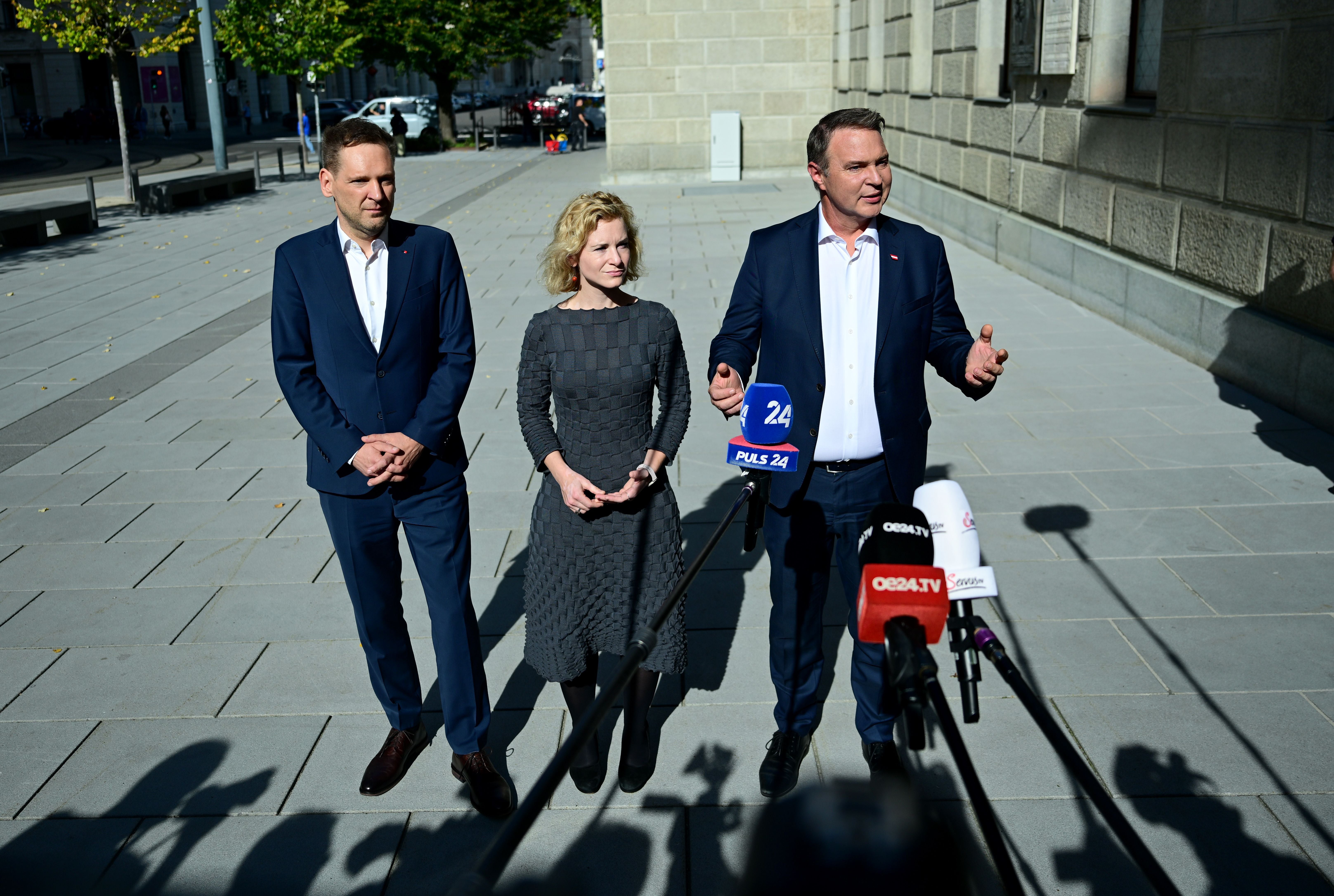 Drei Personen geben in Wien vor Mikrofonen eine Pressekonferenz im Freien.