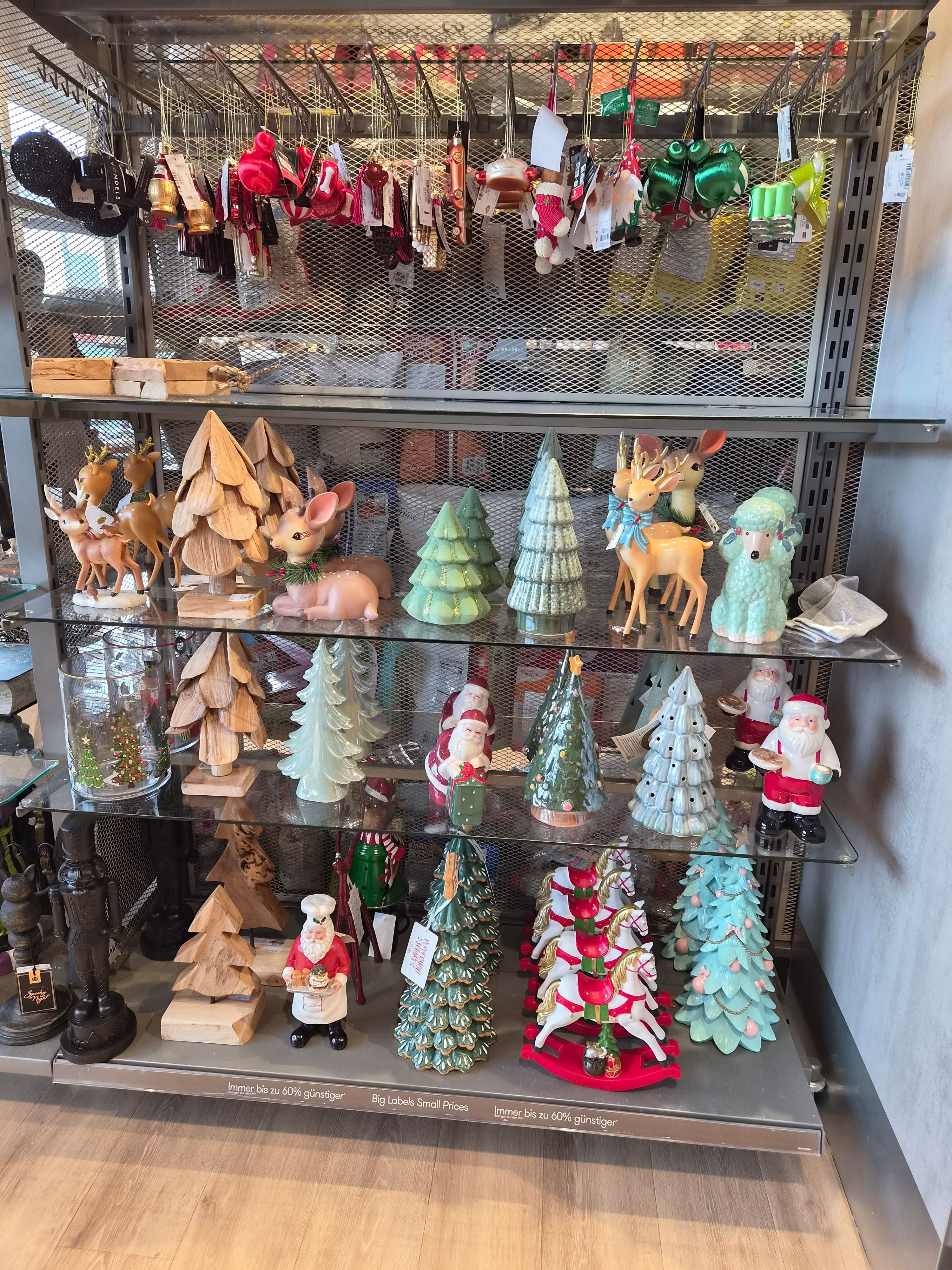Regale mit Weihnachtsdekoration