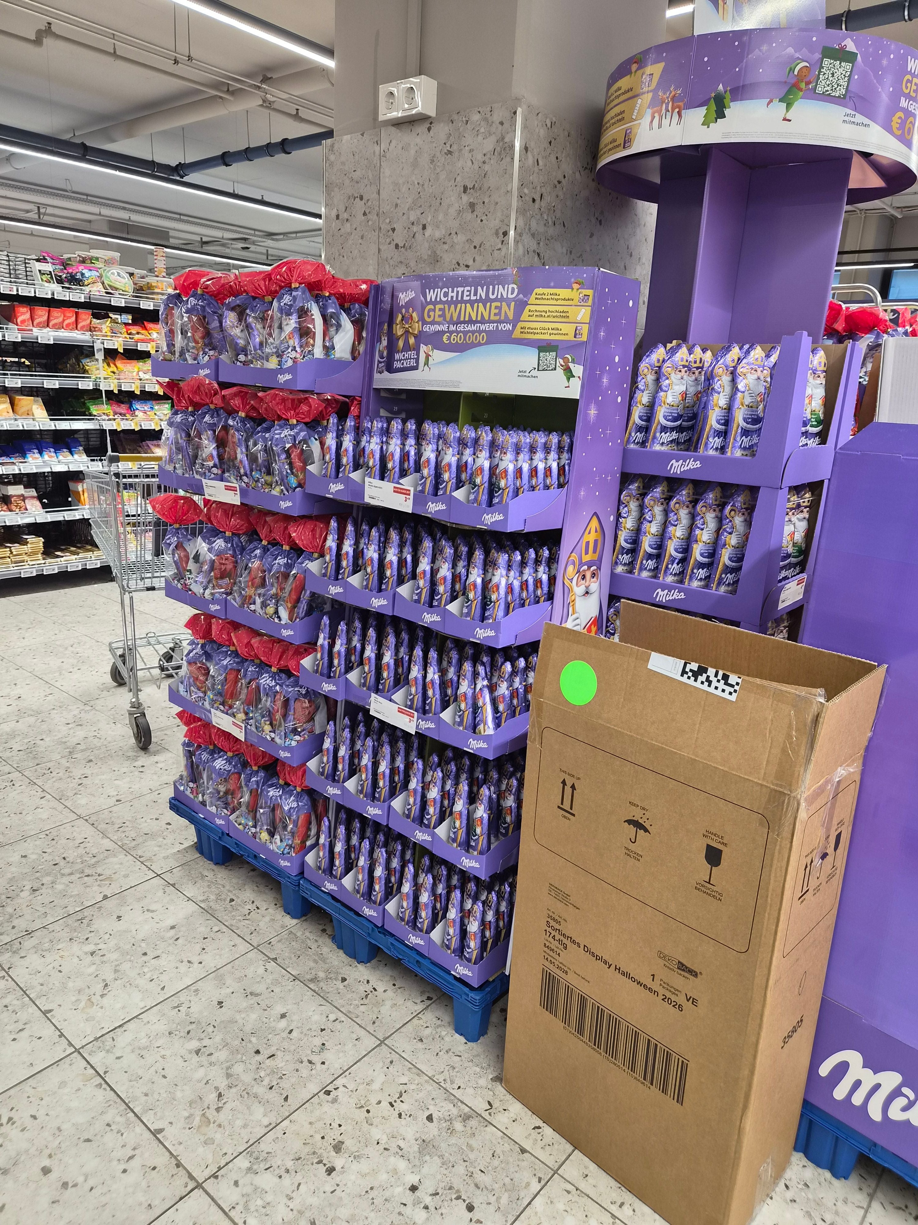 Milka-Weihnachtsartikel im Supermarkt