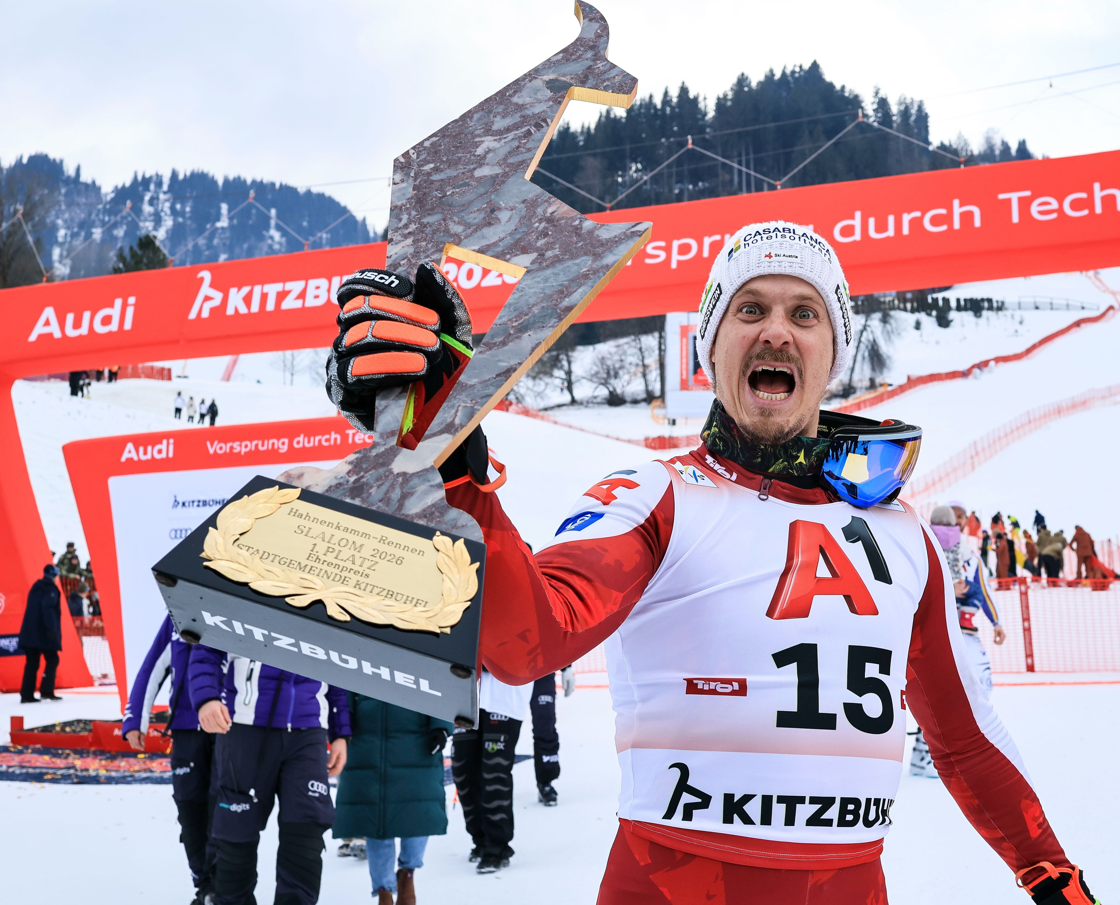 Manuel Feller jubelt emotional mit der Trophäe für den ersten Platz beim Hahnenkamm-Slalom in Kitzbühel im Zielraum.