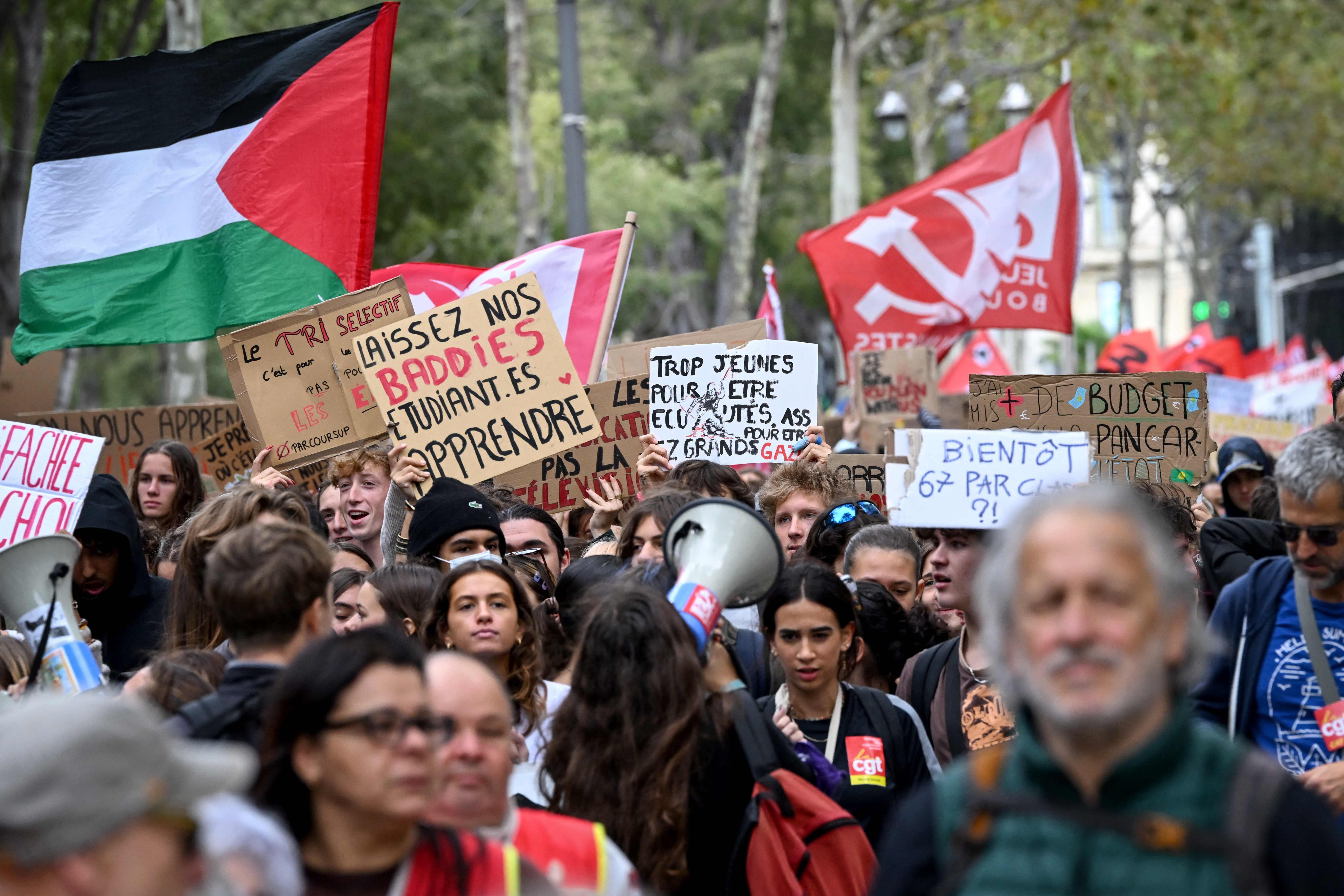 Viele junge Menschen protestieren mit Schildern und Fahnen bei einer Demonstration in Marseille.
