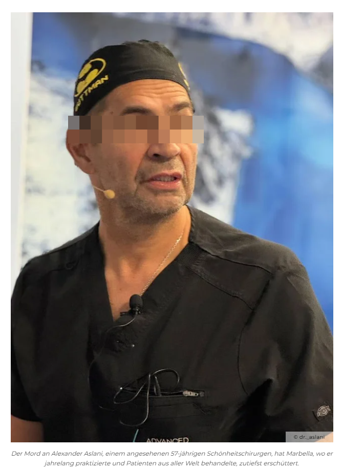 Ein Mann in schwarzer OP-Kleidung mit Headset und OP-Haube vor blau-weißem Hintergrund.