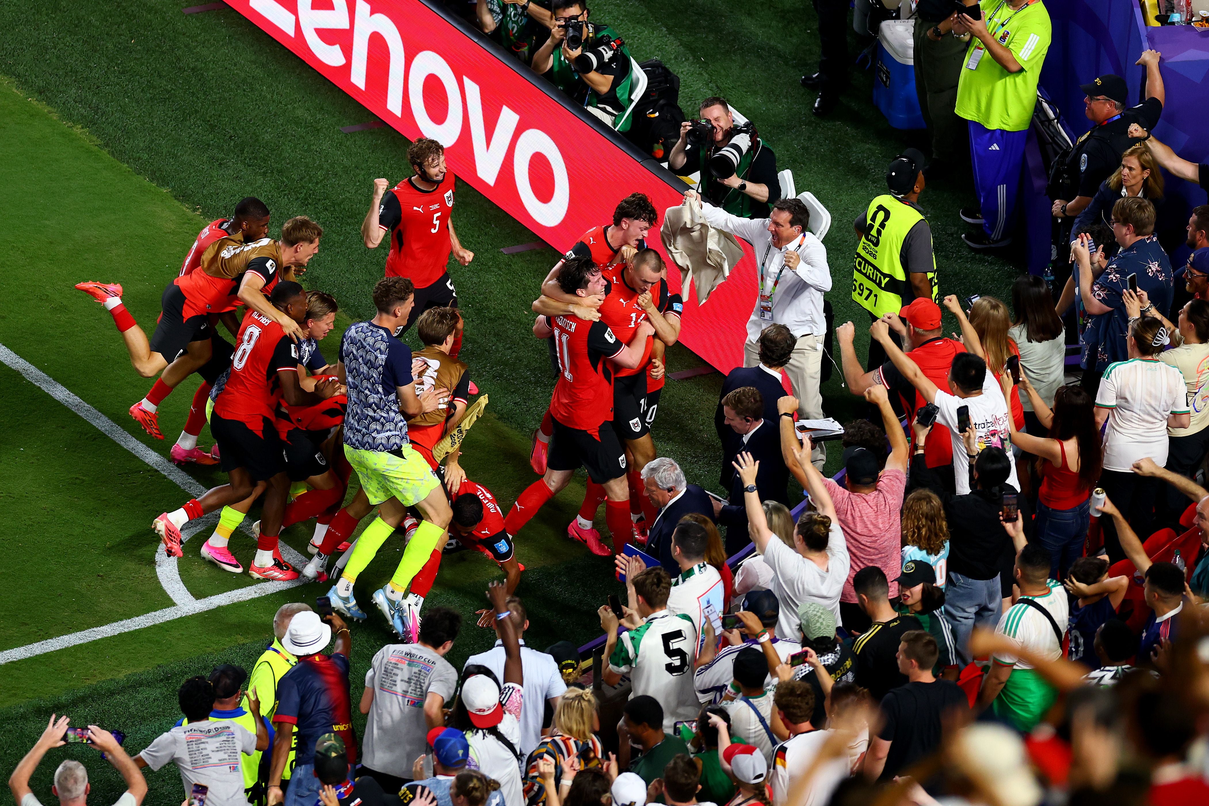 Sasa Kalajdzic lässt Österreich mit seinem Last-Minute-Tor gegen Algerien jubeln. Ein Bild, das kein rot-weiß-roter Fußballfan so schnell vergessen wird.