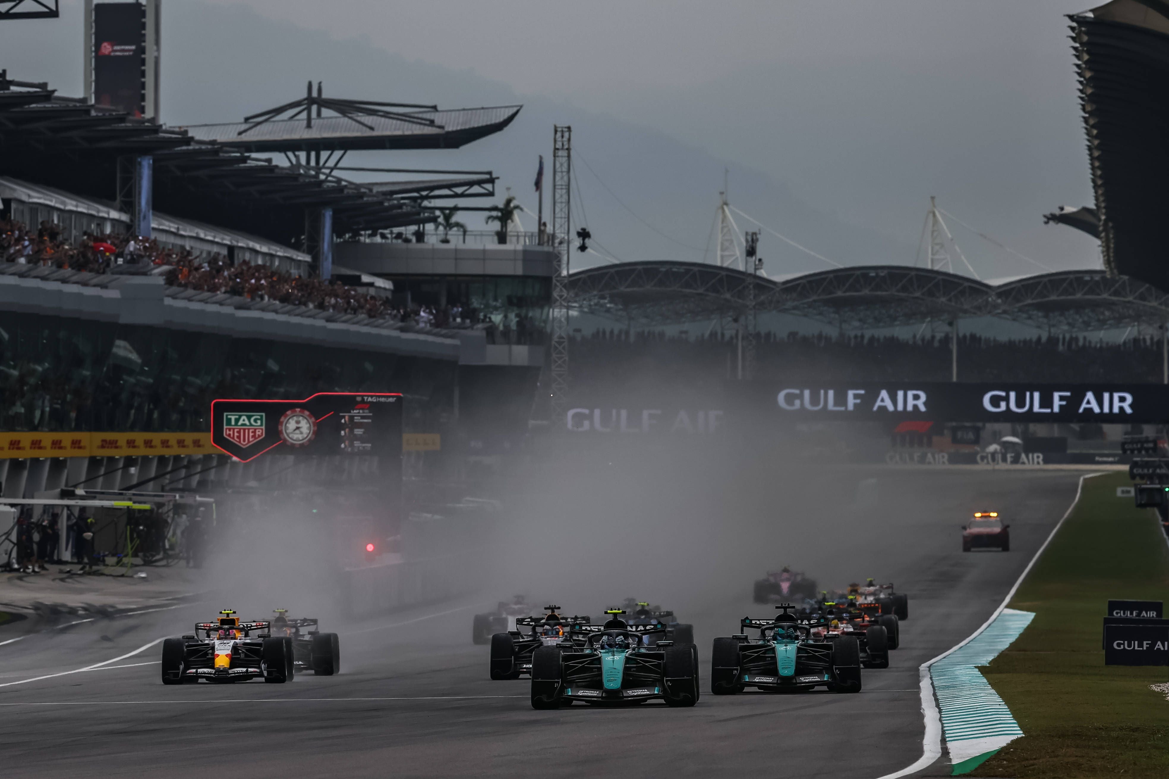Start eines Formel-1-Rennens auf nasser Strecke am Sepang International Circuit in Malaysia.