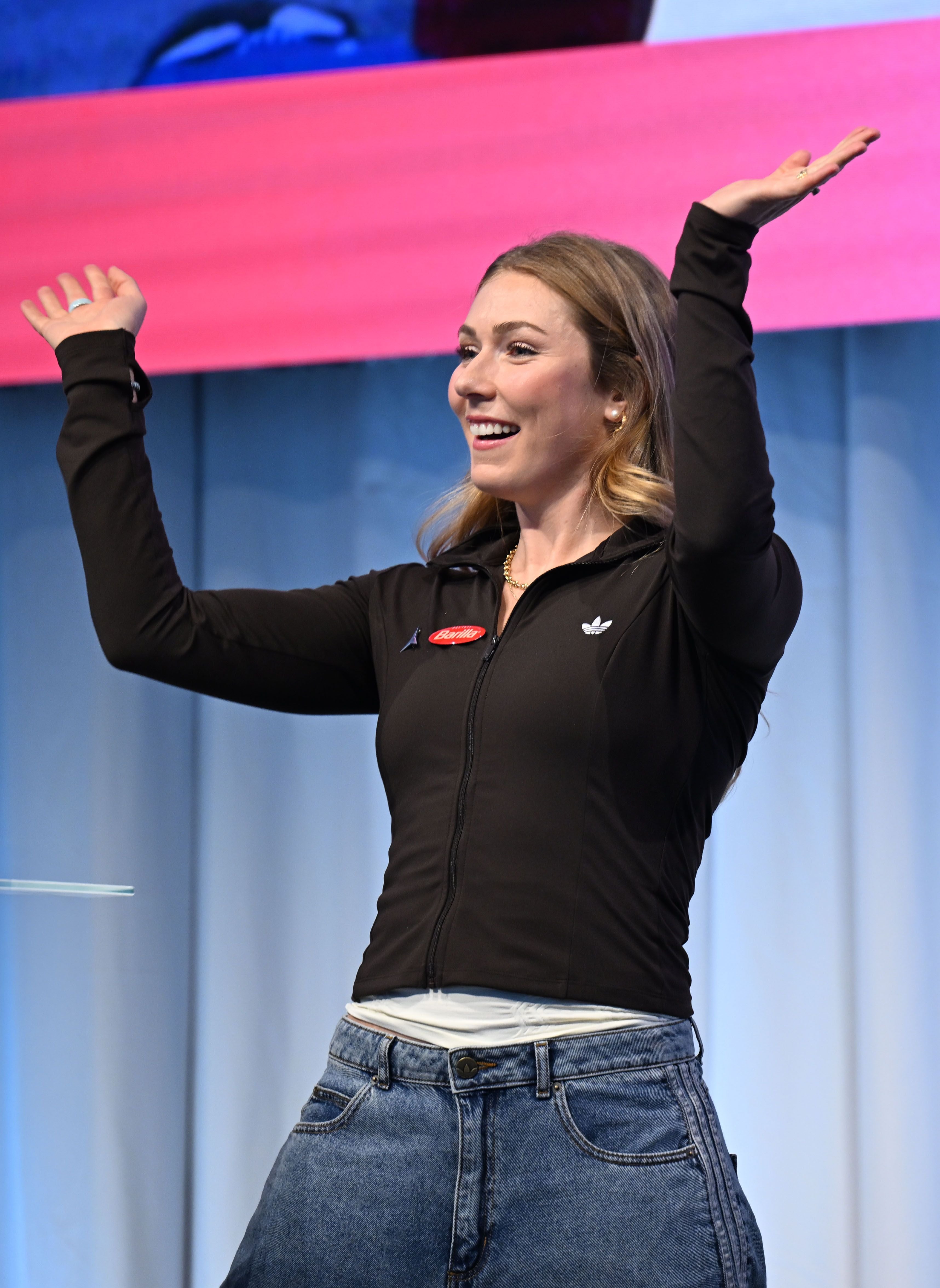 Mikaela Shiffrin hebt lachend die Arme beim Atomic Media Day 2026 in Altenmarkt.