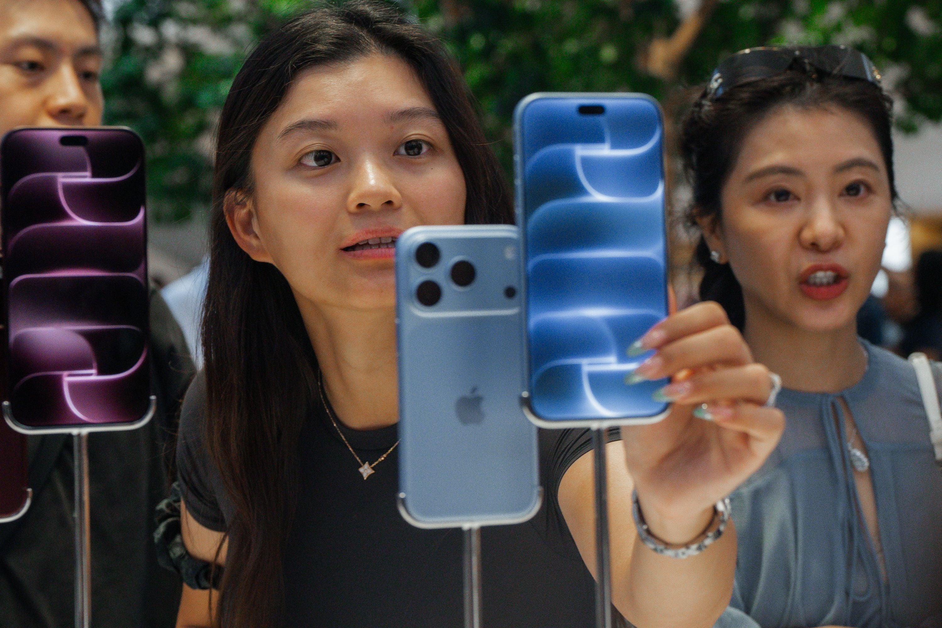 Zwei Frauen betrachten neue iPhones in einem Apple Store in New York.