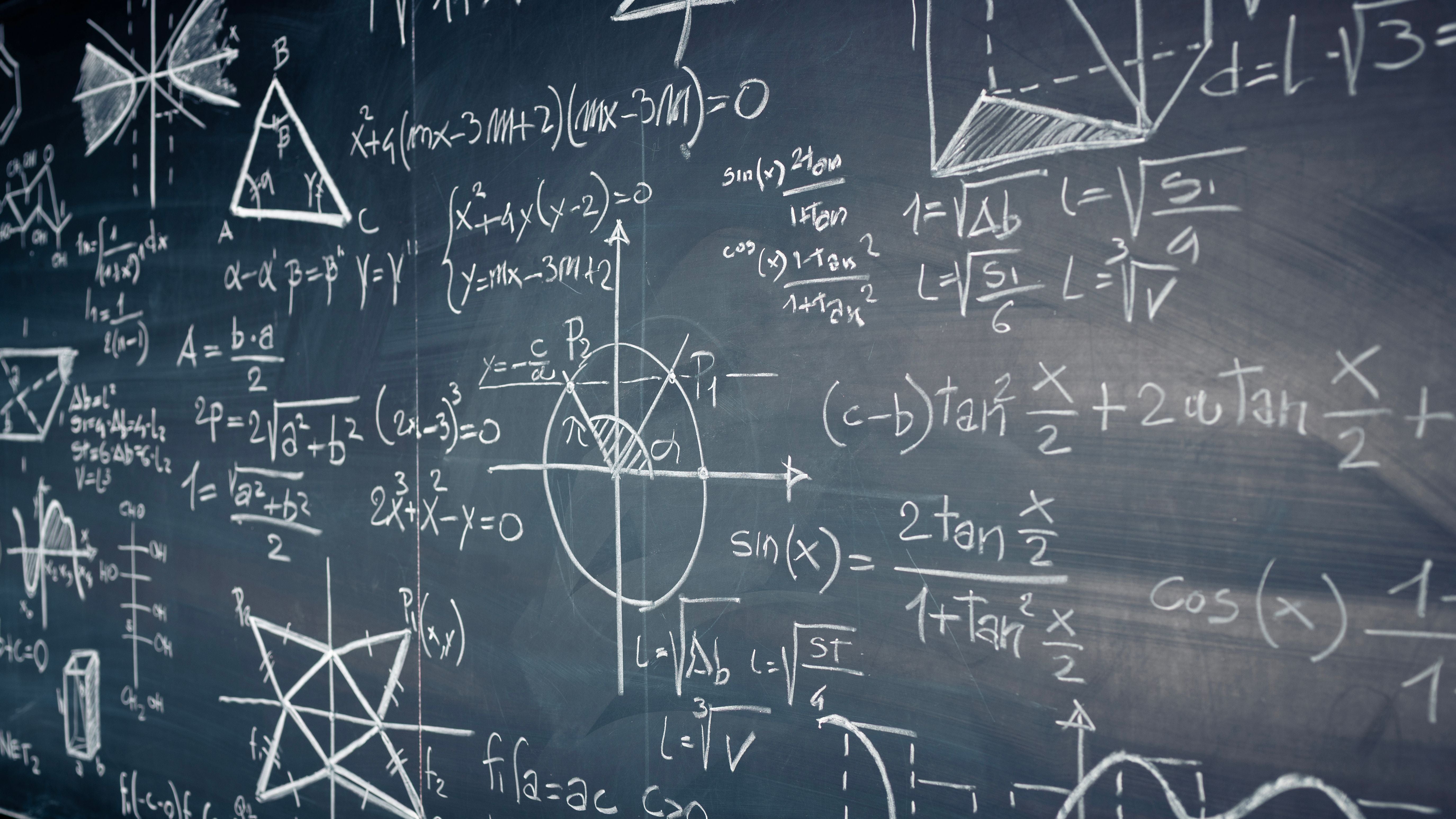 Tafel voller mathematischer Formeln, Diagramme und Gleichungen, die komplexe Konzepte zeigen.