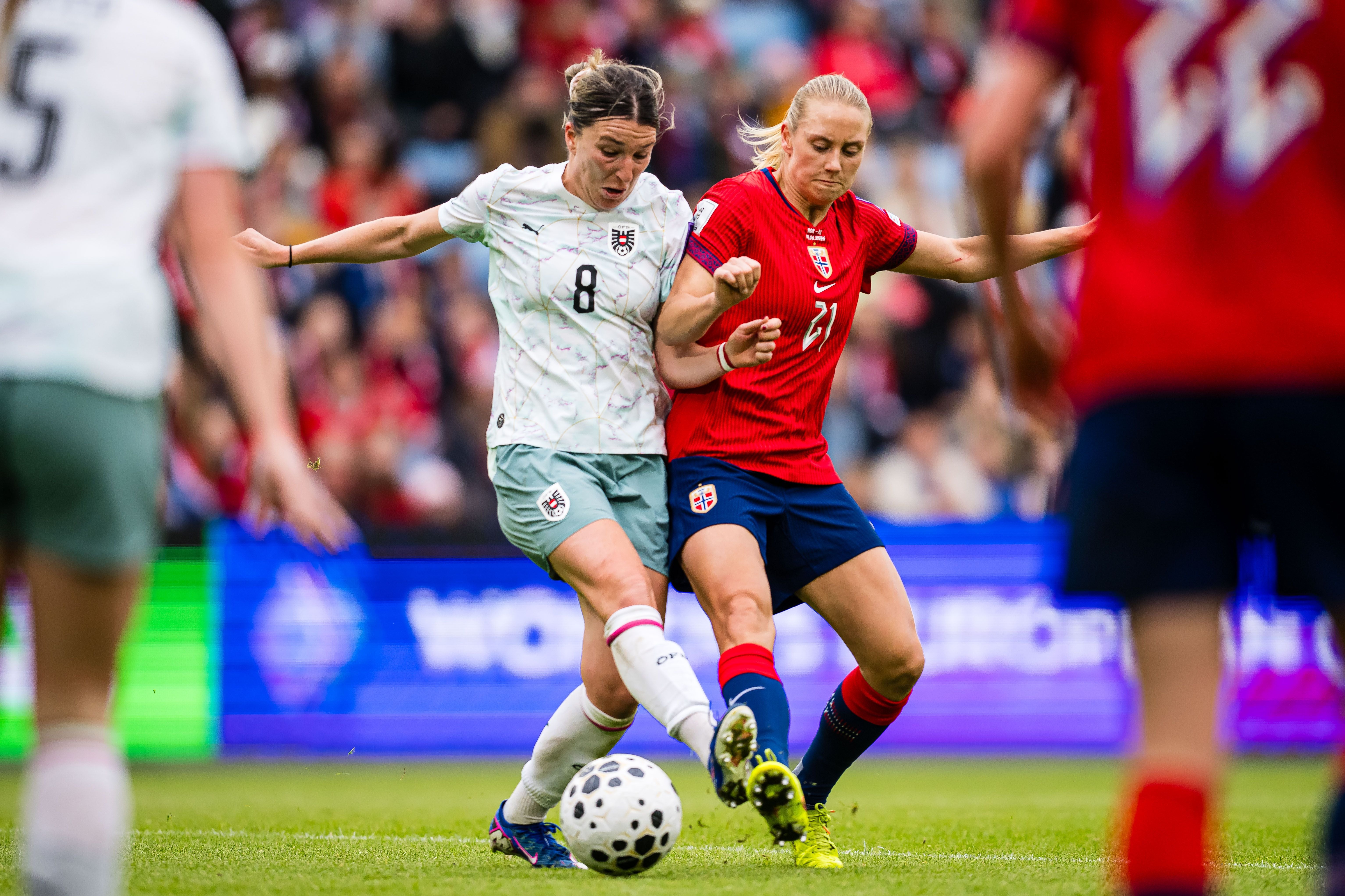Zwei Fußballerinnen kämpfen im Länderspiel Norwegen gegen Österreich um den Ball.