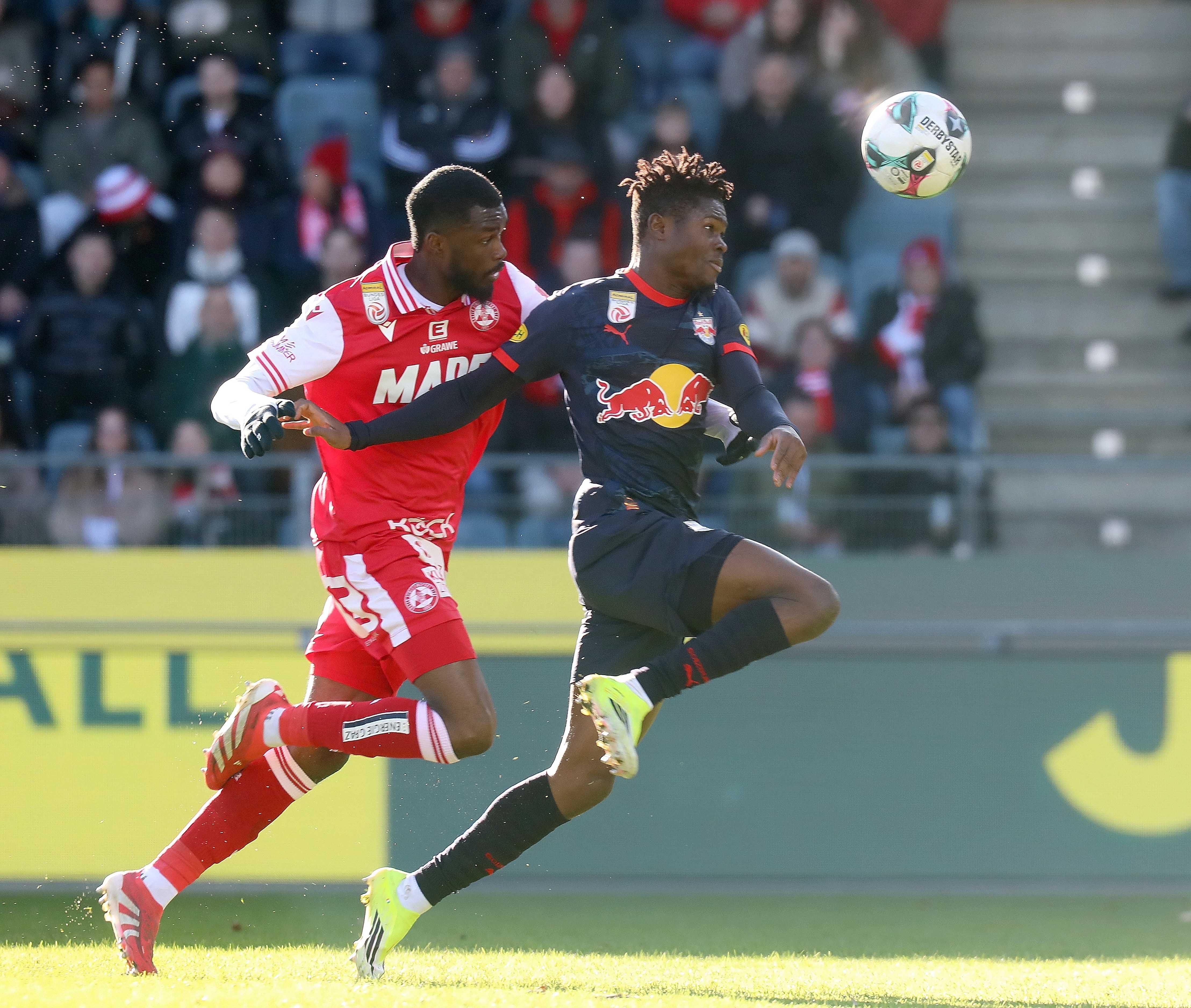 p20260215_4975 Grazer AK 1902 vs. FC Red Bull Salzburg (1:1 Endstand, 1:1 Halbzeit) am 15.02..2026 Bild zeigt: v.l. Beres OPWUSU, Torschütze Karim KONATE. Foto © by der Plankenauer, www.der-plankenauer.at