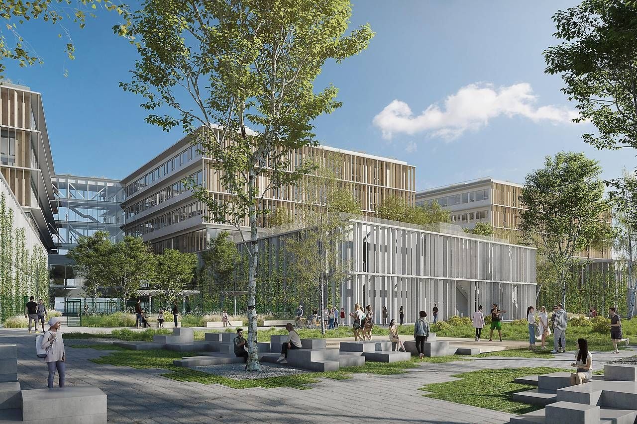 Moderne Schulgebäude mit Grünflächen, Sitzbereichen und Menschen in der Seestadt bei Sonnenschein.