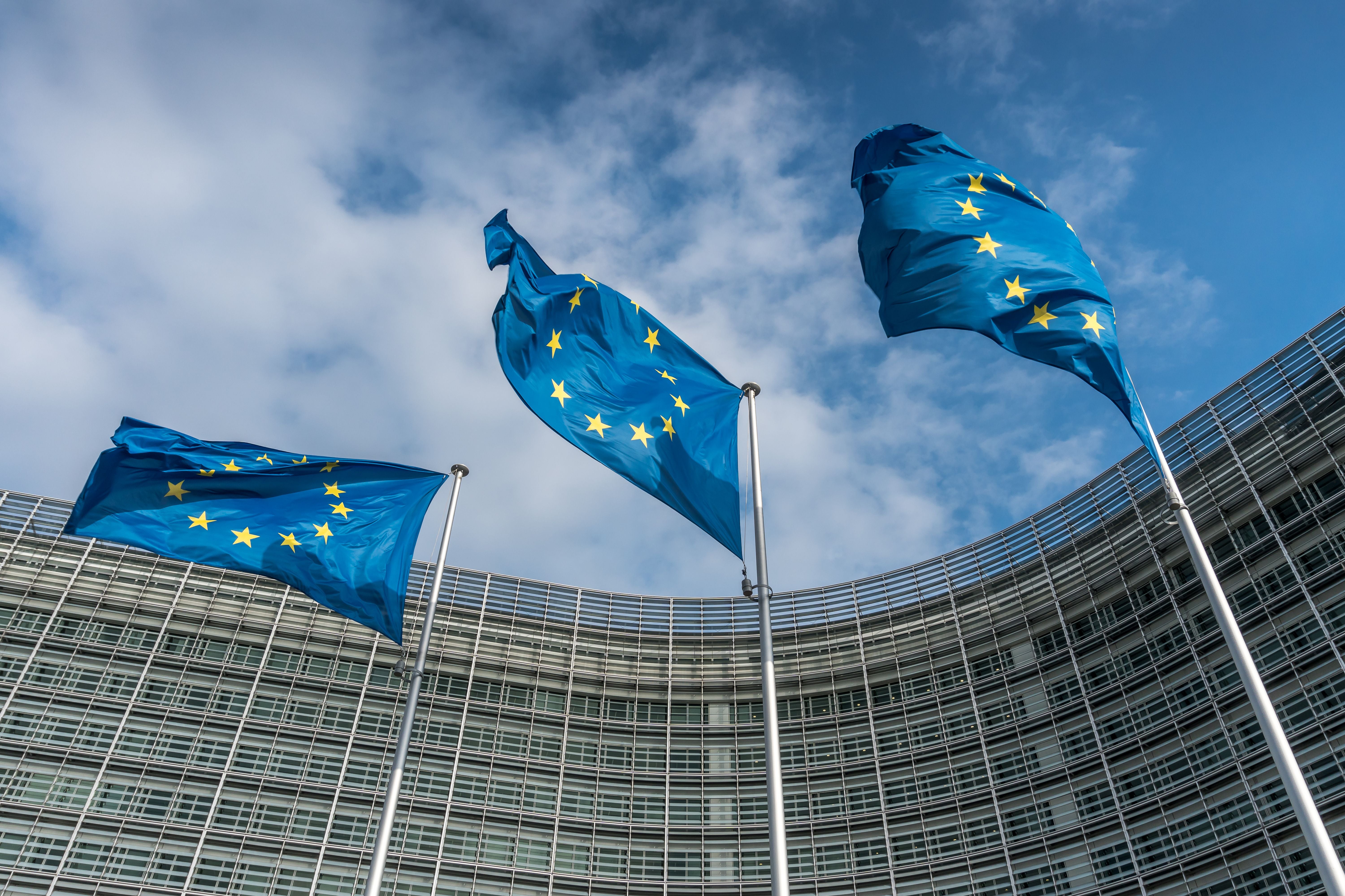 Drei EU-Flaggen wehen vor dem Berlaymont-Gebäude in Brüssel im Wind.