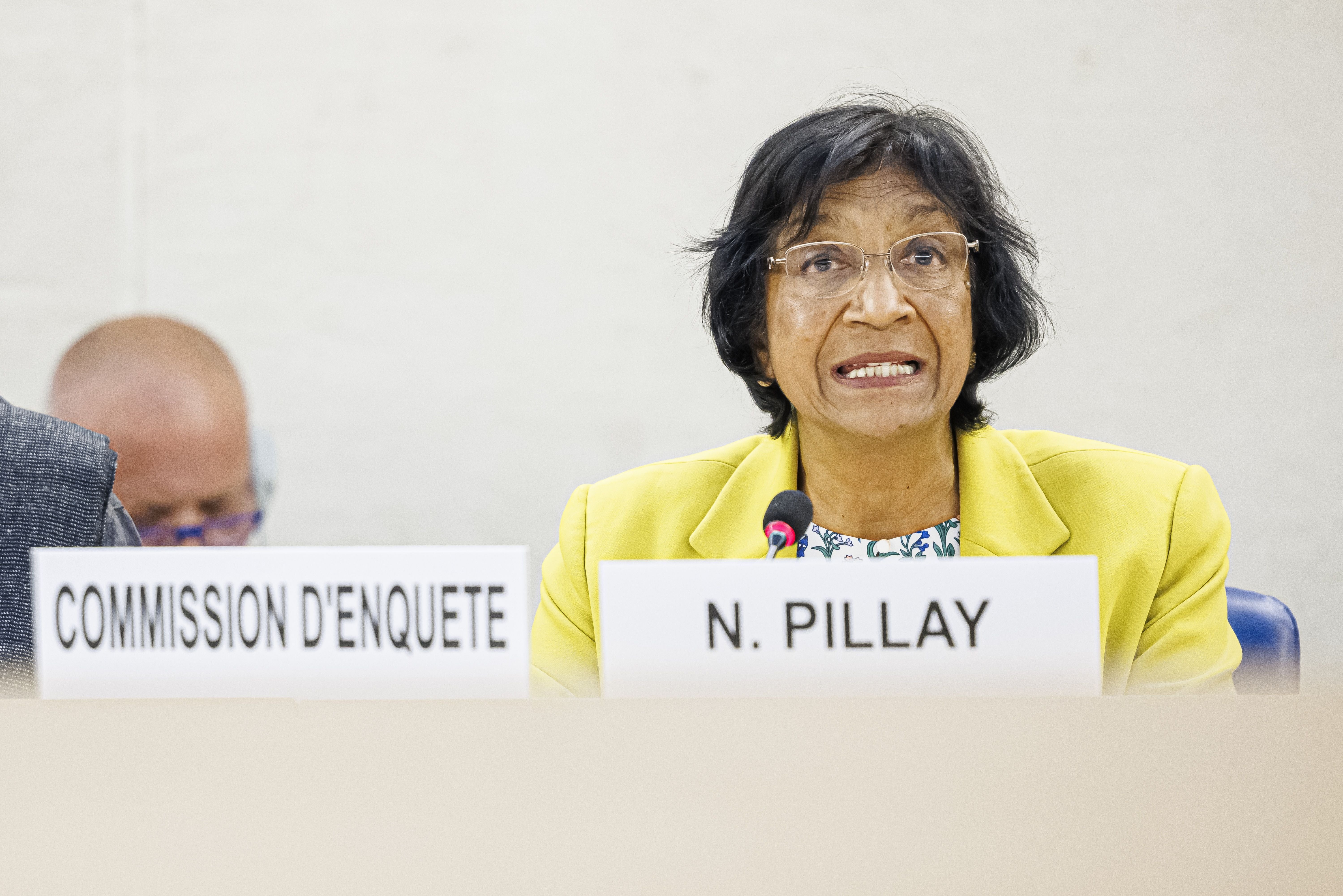 Navi Pillay spricht bei einer Sitzung des UN-Menschenrechtsrats in Genf am Mikrophon.