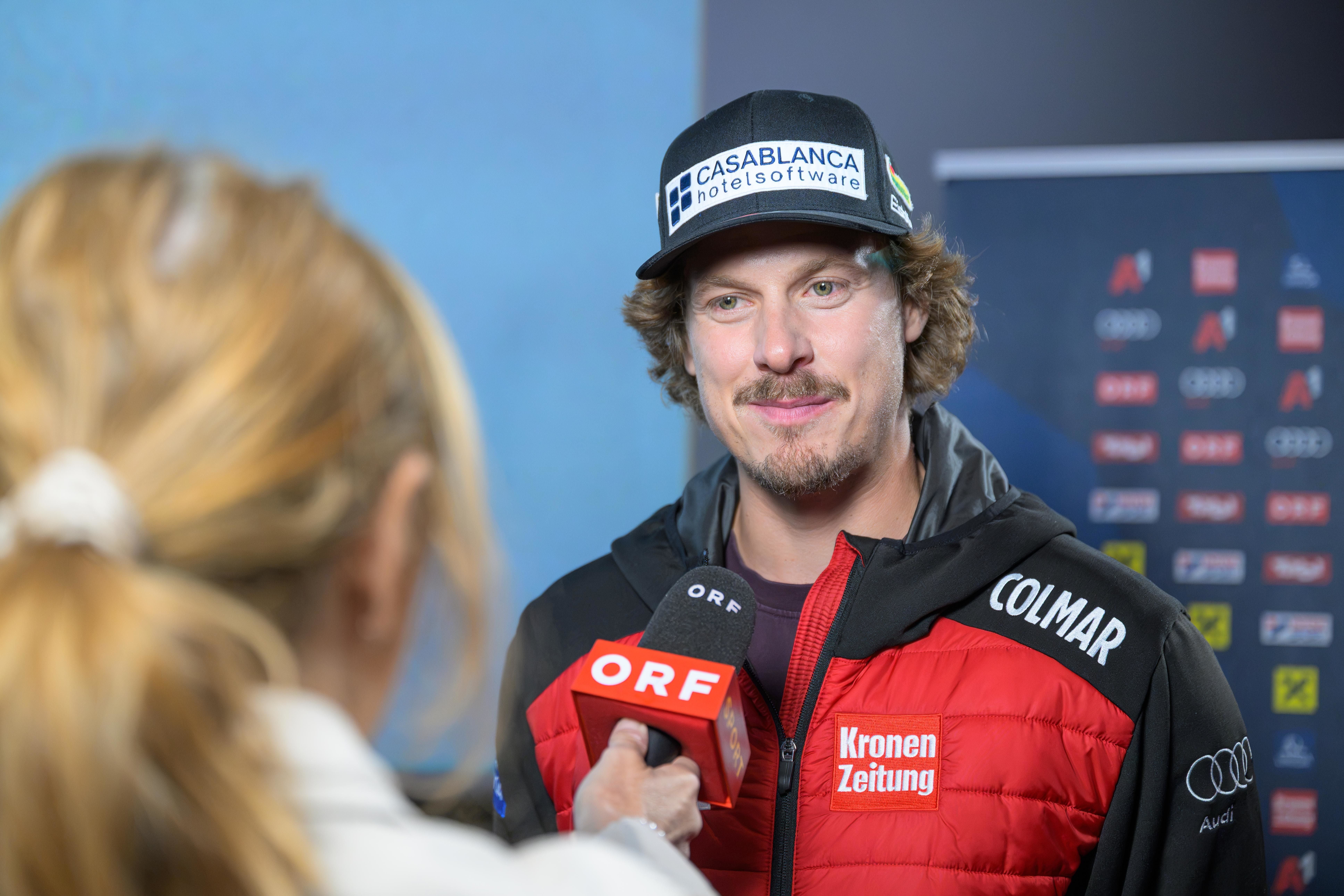 Mann beim Interview.