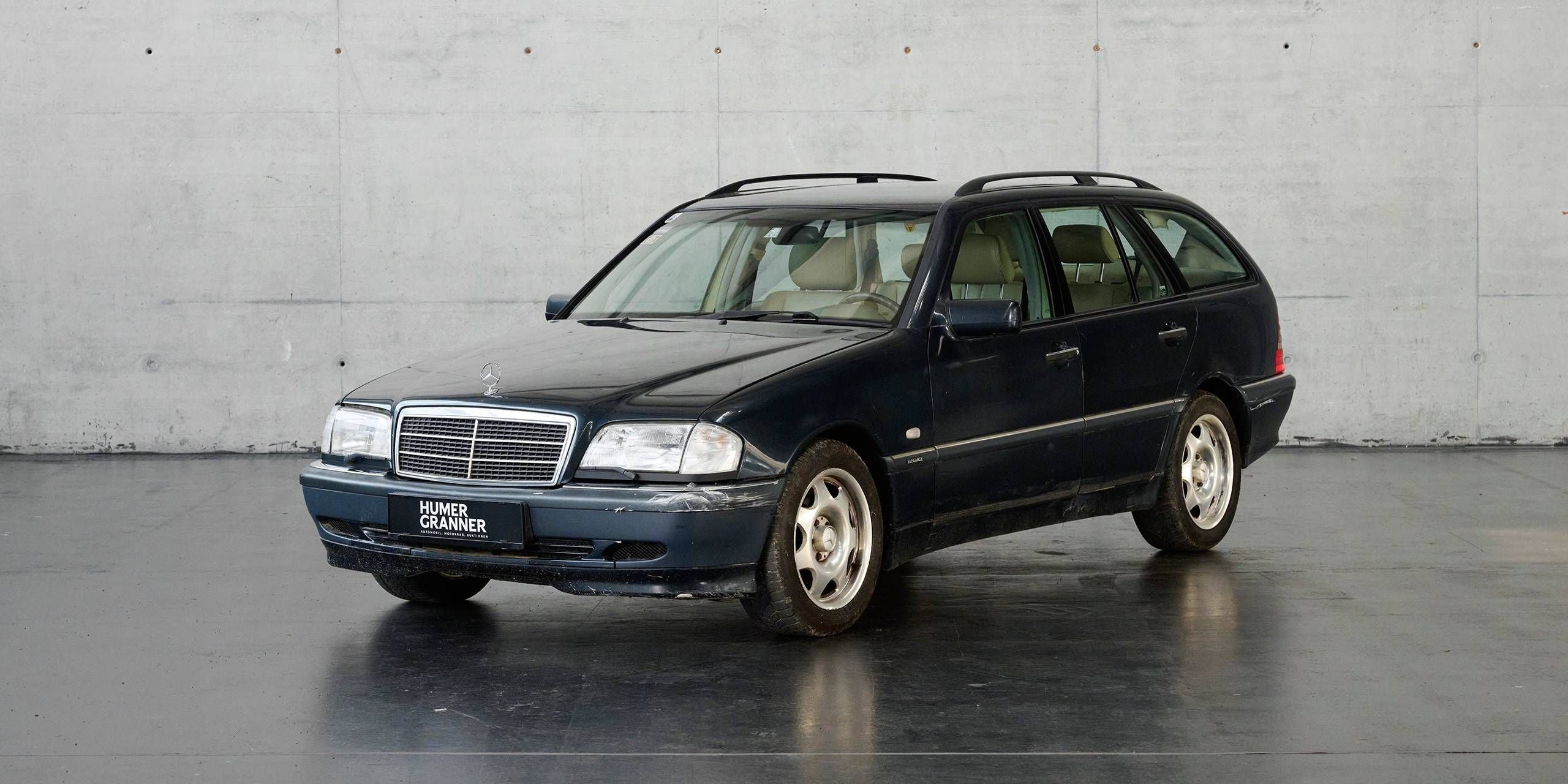 Schwarzer Mercedes-Benz C230 Kompressor Kombi von 1999 steht in einer Halle.