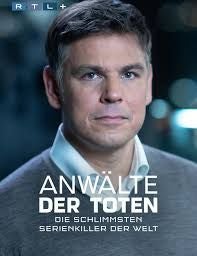 Porträt eines Mannes mit ernstem Blick, darüber der Schriftzug „Anwälte der Toten“.
