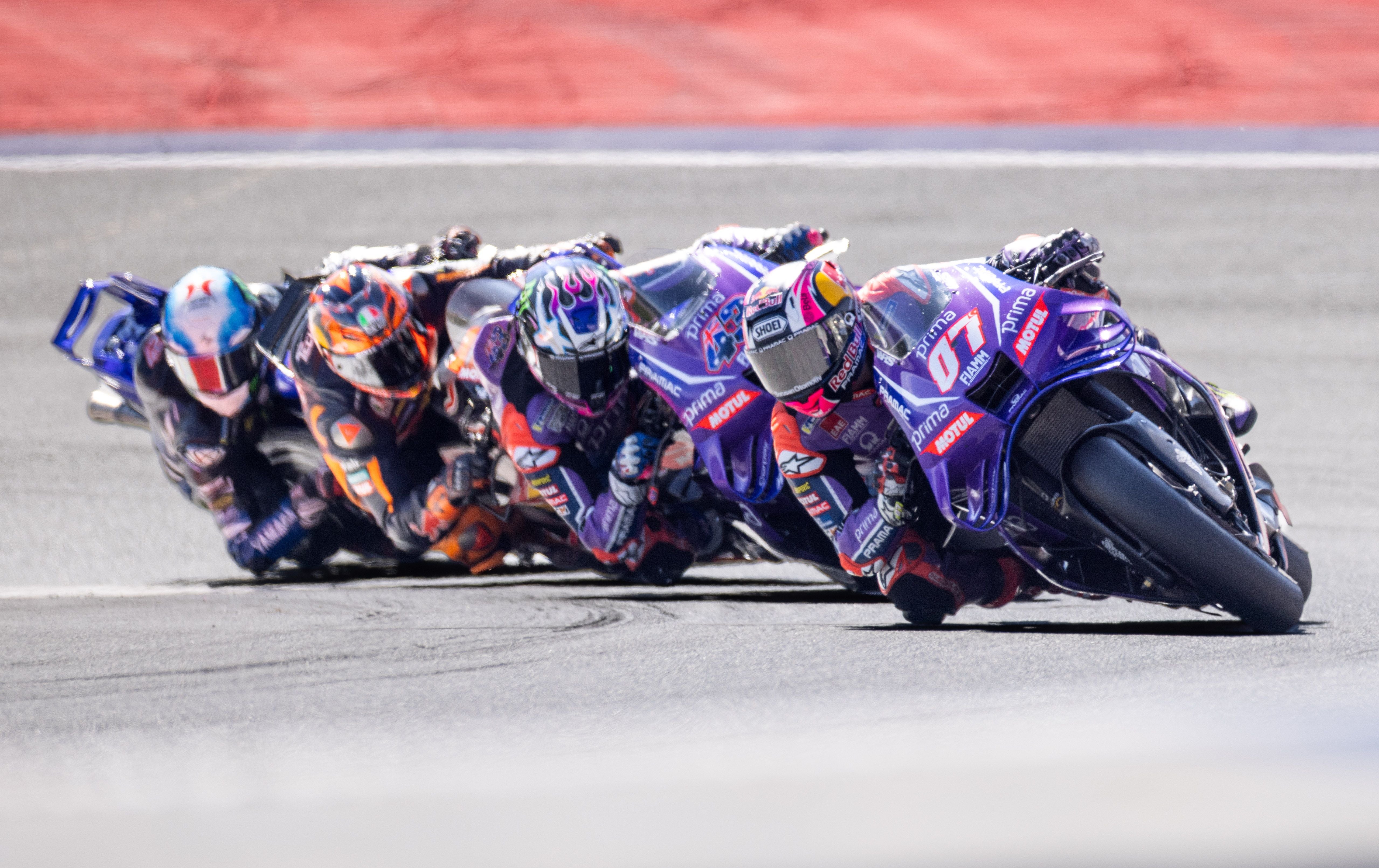 Prima-Pramac-Yamaha-Fahrer Toprak Razgatlıoğlu führt mit der Startnummer 07 eine eng gestaffelte Gruppe von MotoGP-Piloten in einer Schräglage durch eine Kurve auf dem Mandalika Circuit.