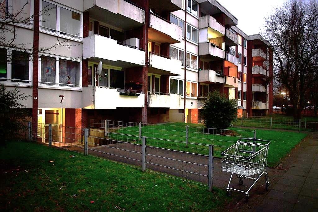 Einkaufswagerl vor Wohnhaus.