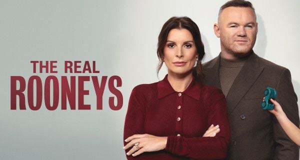 Ein Mann und eine Frau stehen nebeneinander vor grauem Hintergrund mit Text "The Real Rooneys".