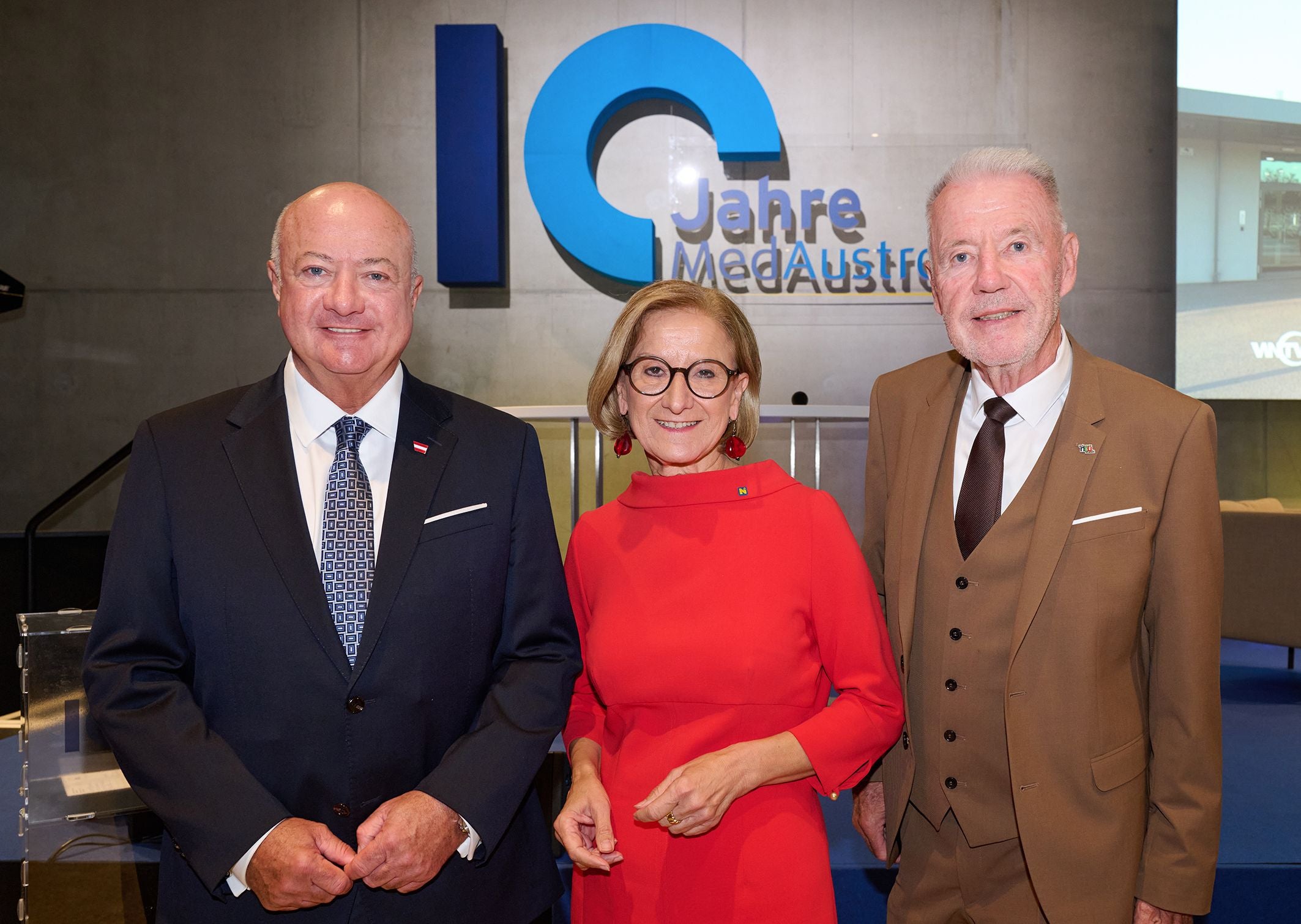 Beim Jubiläum "10 Jahre MedAustron" in den Kasematten Wiener Neustadt: Landeshauptfrau Johanna Mikl-Leitner mit (li.) Bundeskanzler Christian Stocker und (re.) Bürgermeister Klaus Schneeberger.