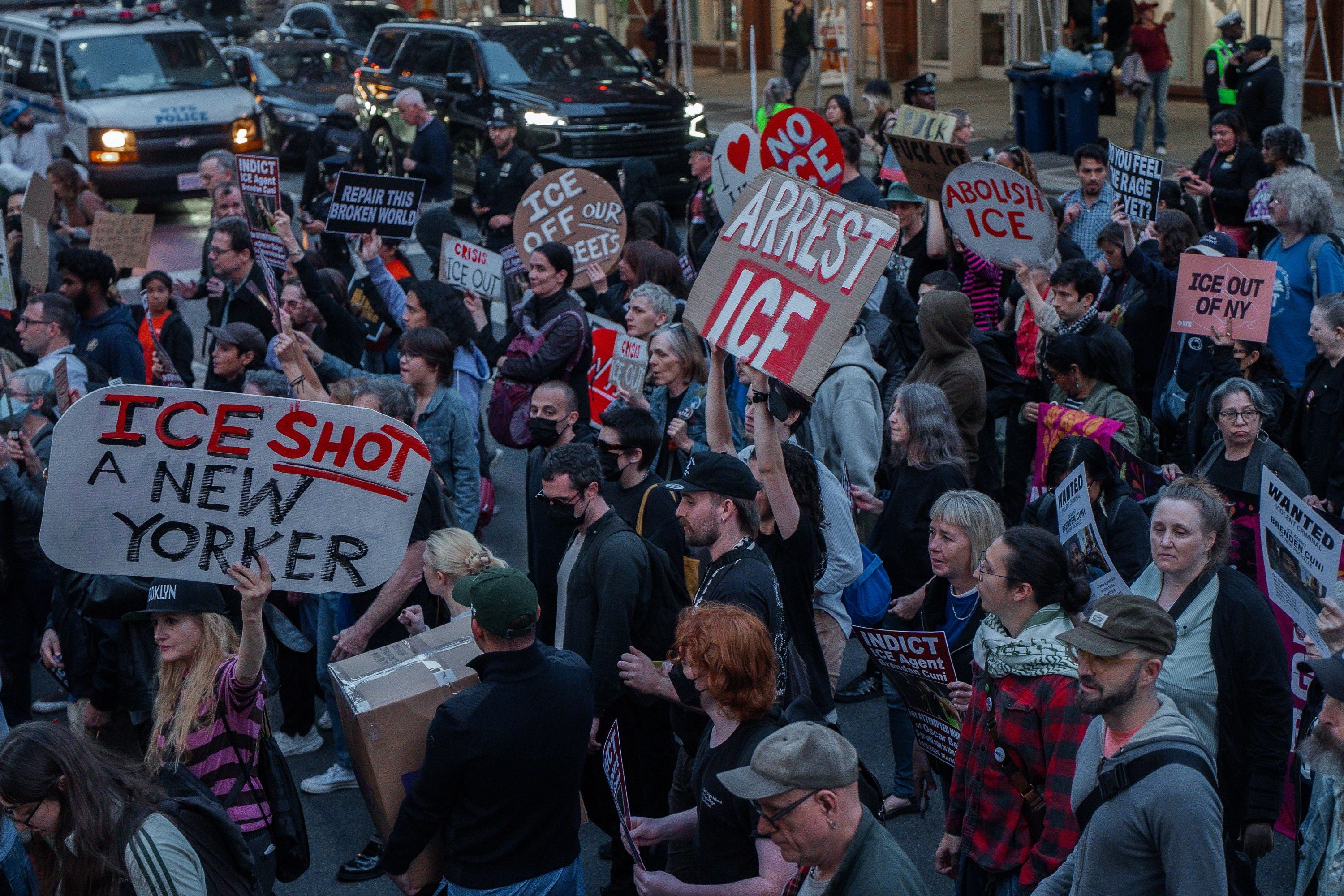 Menschen demonstrieren in New York mit Schildern gegen ICE nach einer Schießerei der Behörde.