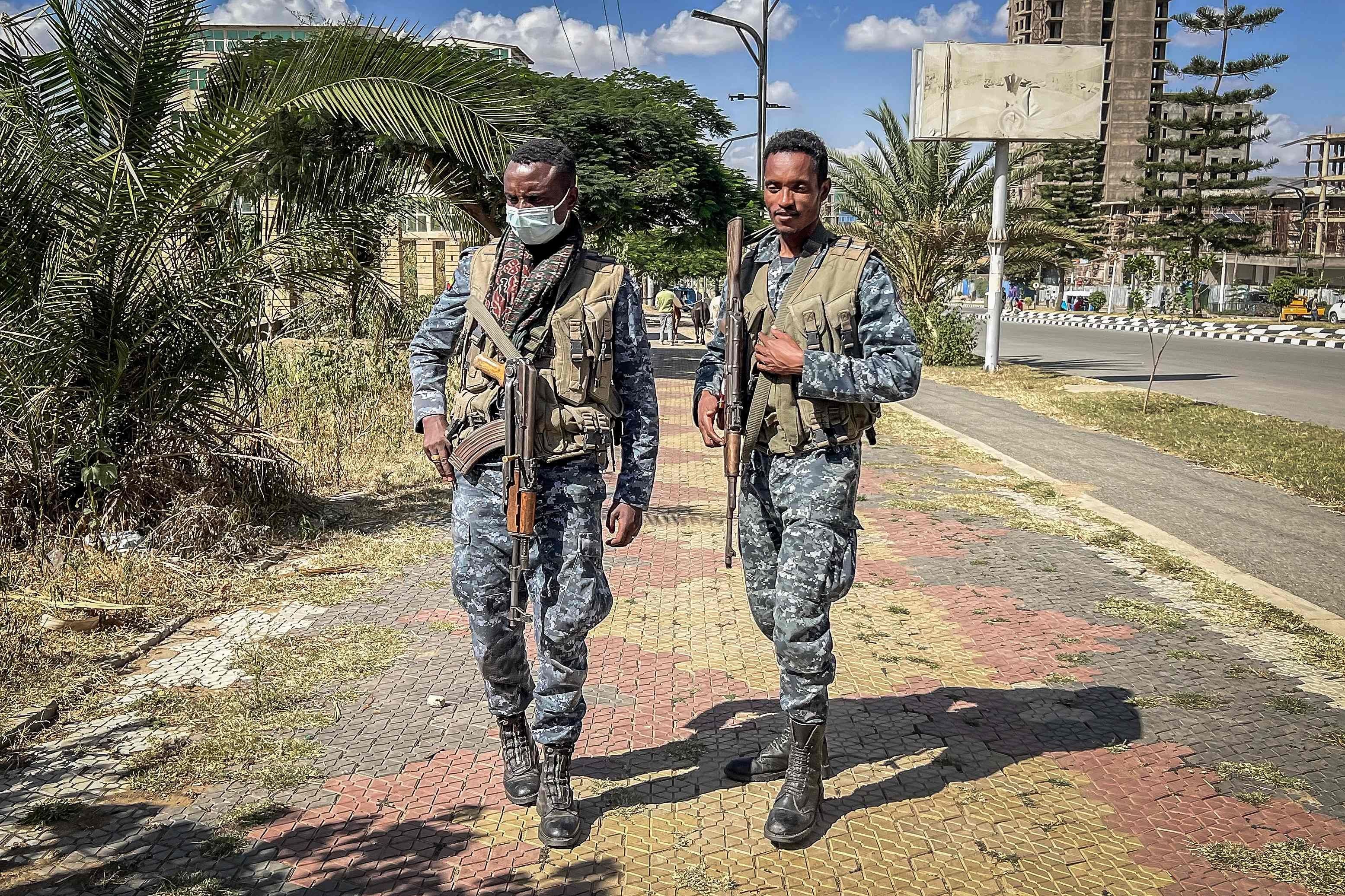 Zwei Polizisten der äthiopischen Bundespolizei patrouillieren bewaffnet einen Gehweg in Mekelle.