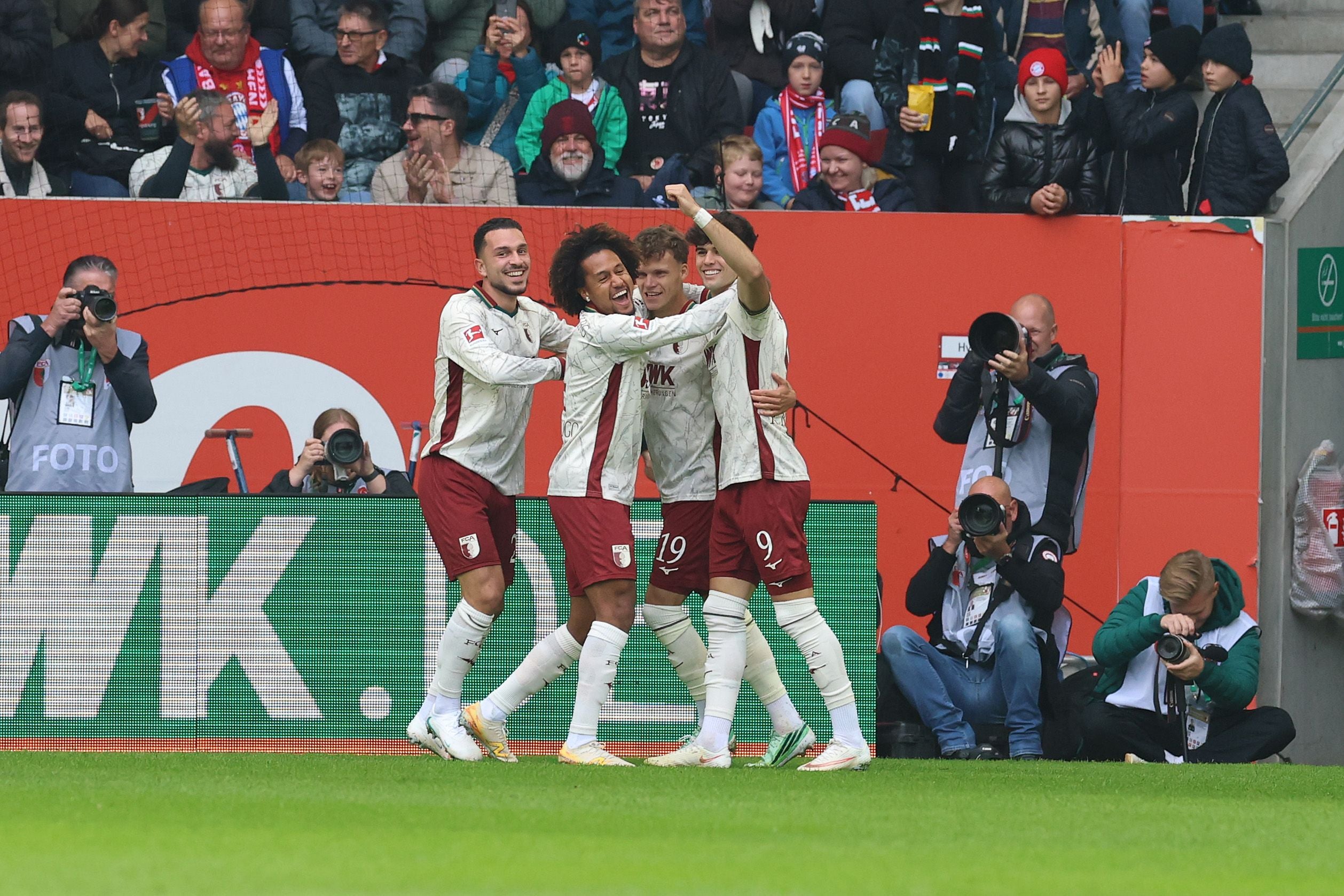Riesen-Jubel beim FC Augsburg nach dem Rekord-Tor.
