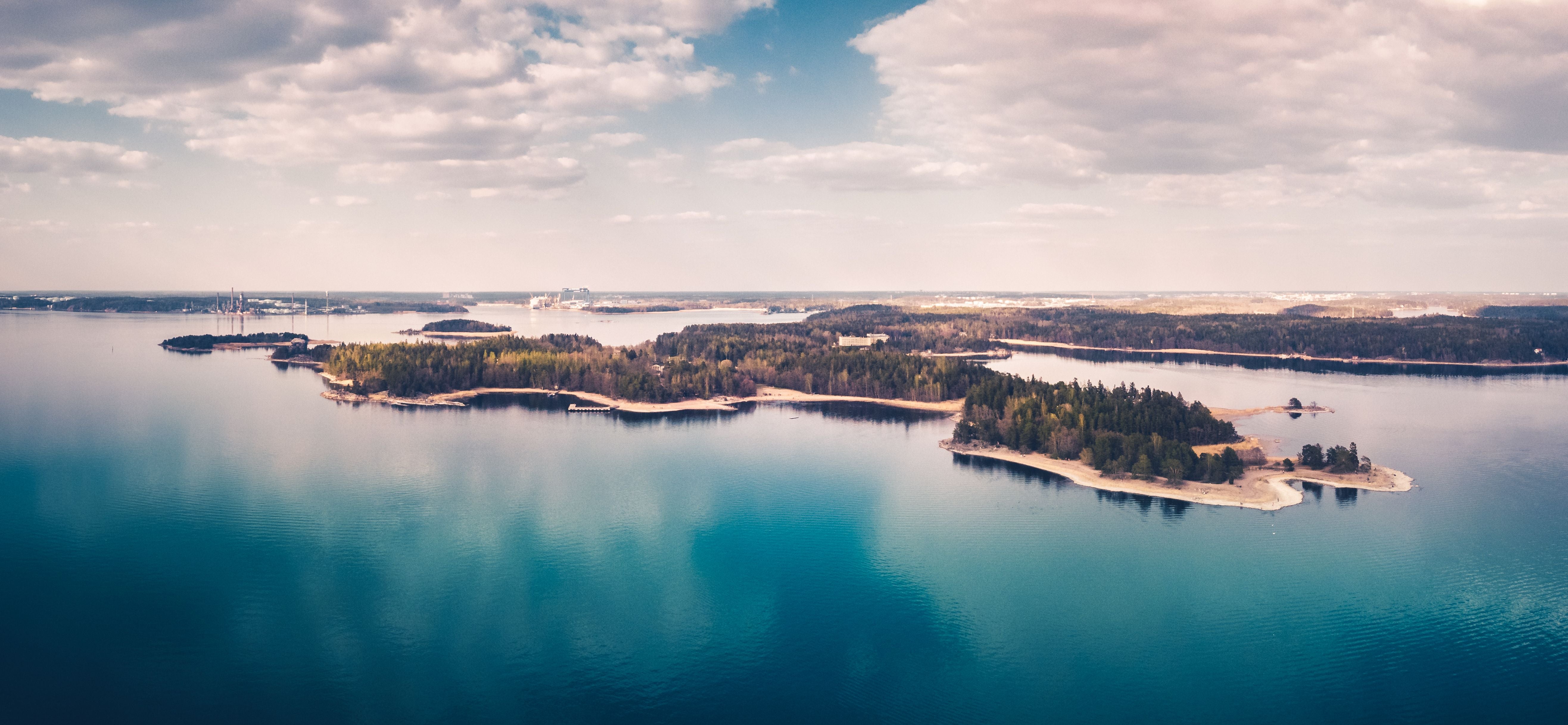Luftaufnahme einer bewaldeten Insel mit ruhigem Wasser bei Ruissalo, Turku, Finnland.