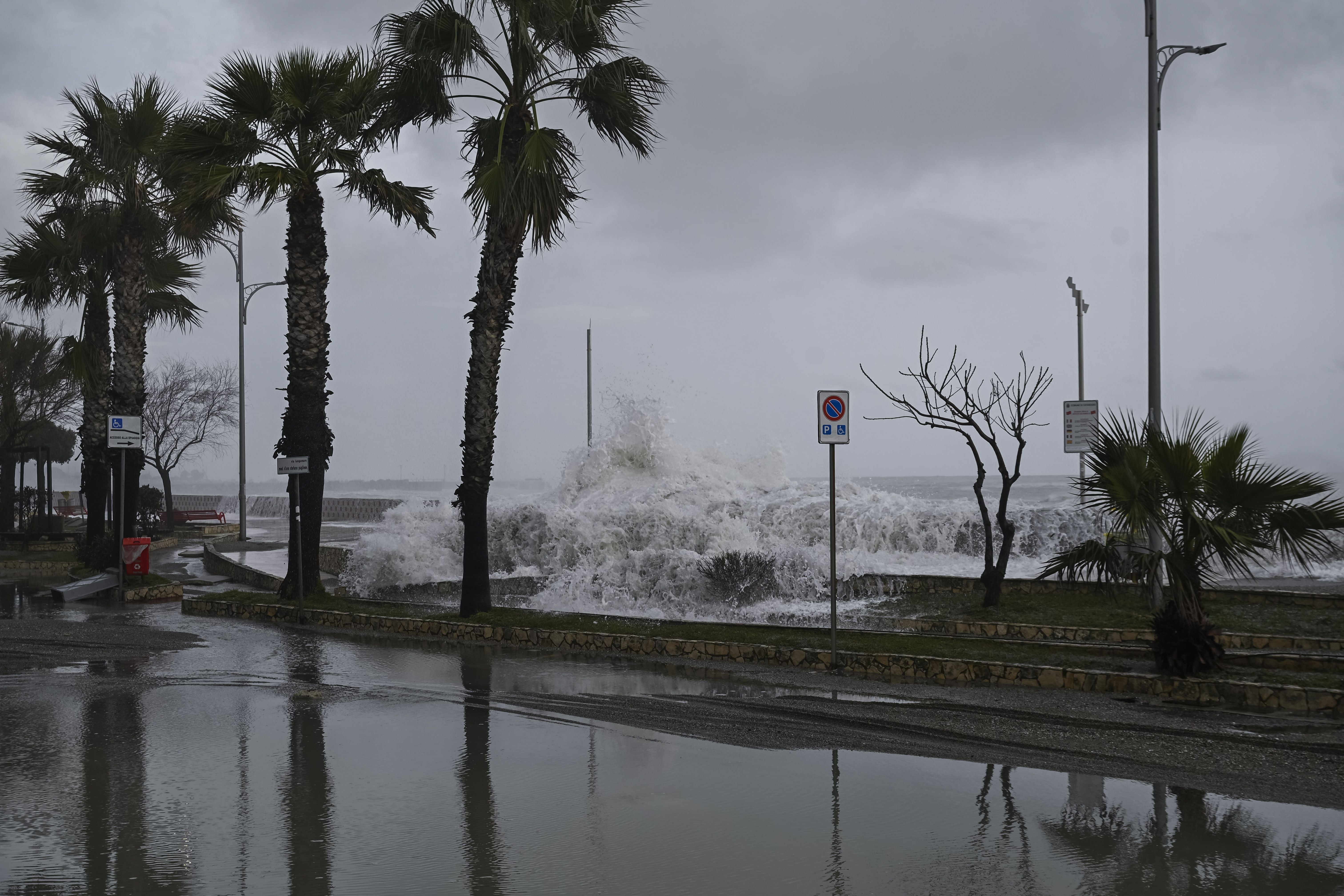 Hohe Wellen überschwemmen die Uferpromenade in Catanzaro bei Sturm und starkem Regen.