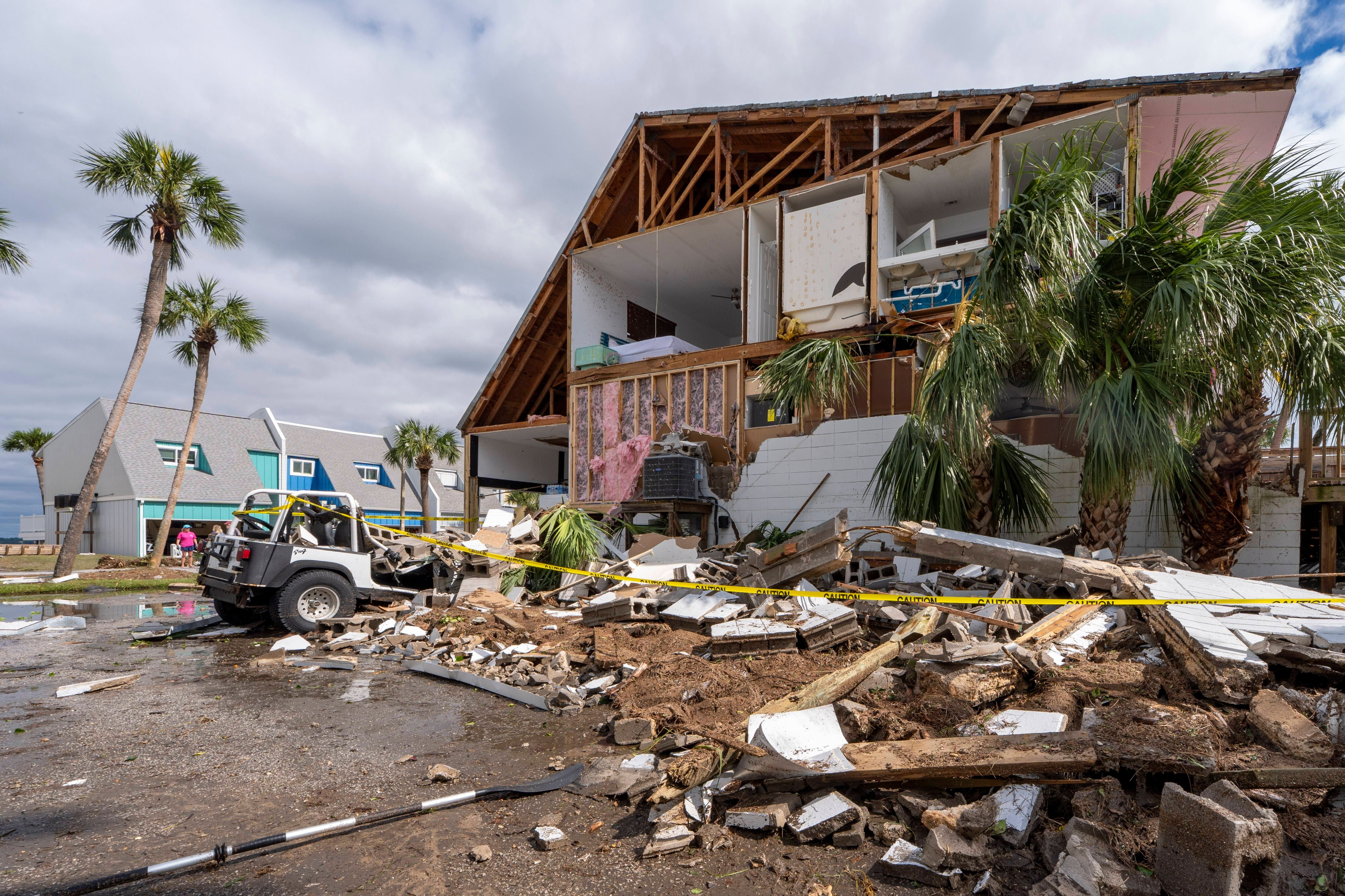 Teilweise zerstörtes Haus und beschädigtes Auto nach Hurrikan Isaias in Pensacola Beach.