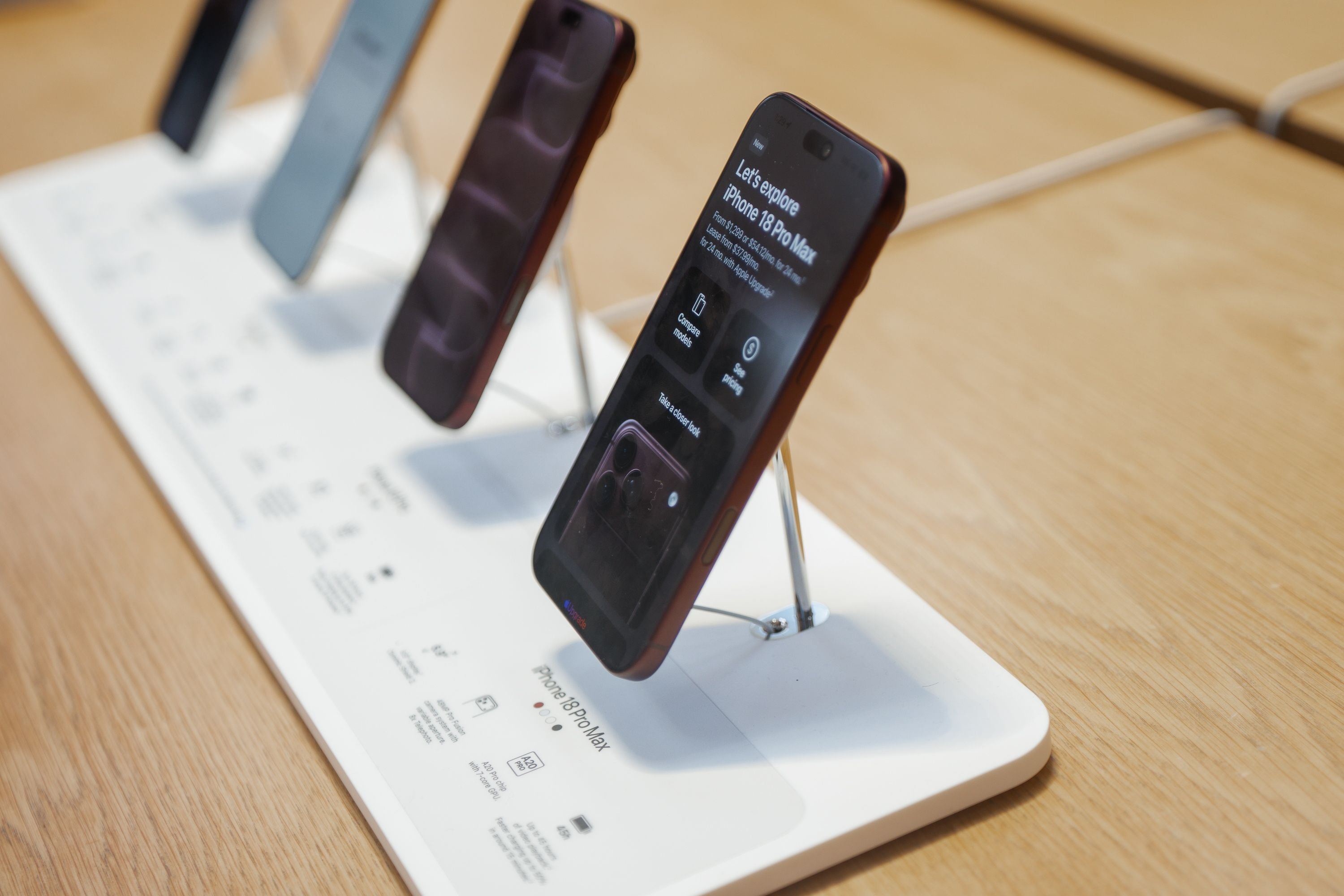 Ein iPhone 18 Pro Max steht ausgestellt in einem Apple Store auf einem hölzernen Tisch.