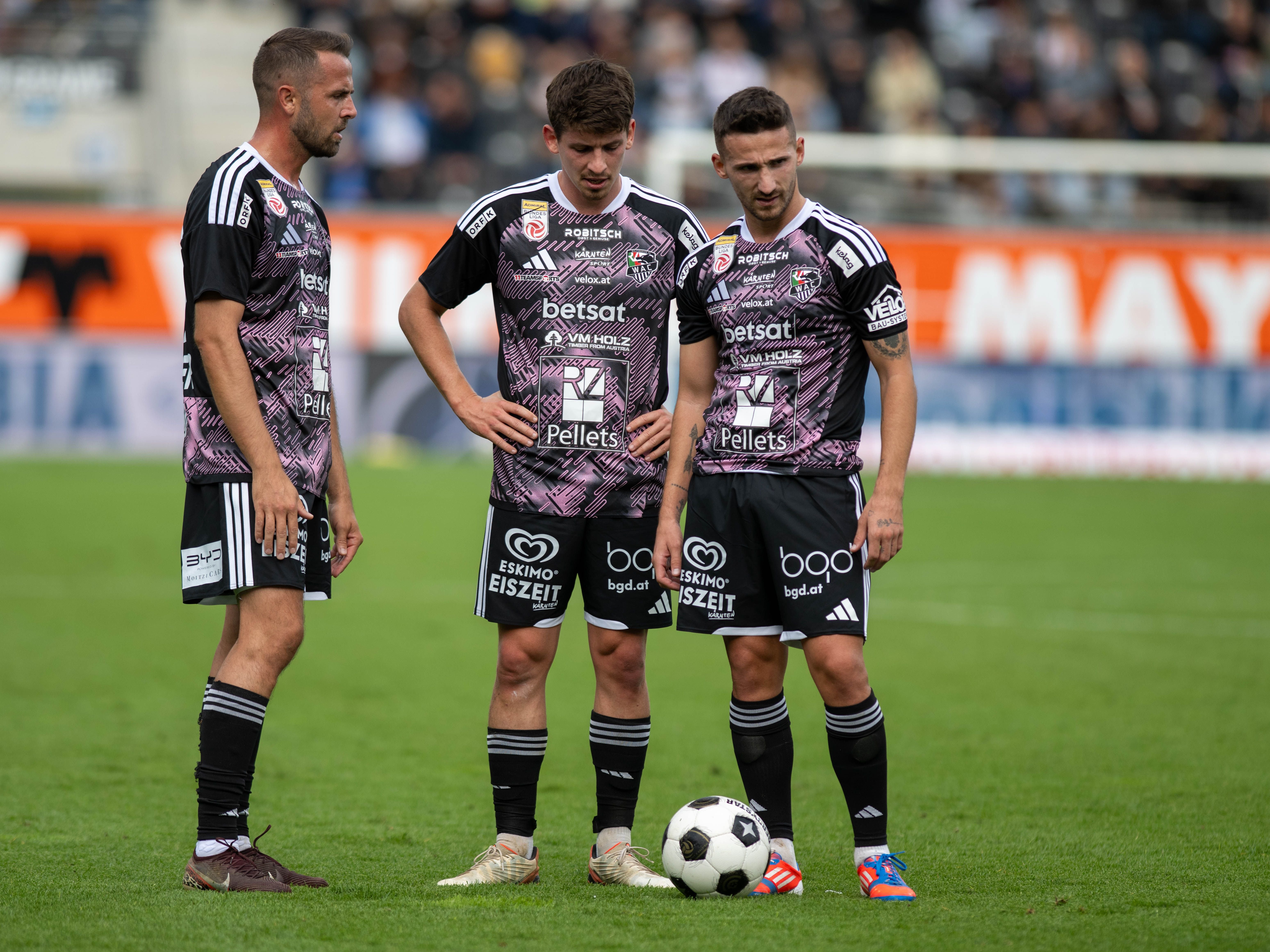 ALTACH,AUSTRIA,11.OCT.26 - SOCCER - ADMIRAL Bundesliga, SCR Altach vs Wolfsberger AC. Image shows Rene Renner, Dominik Fitz and Donis Avdijaj (WAC). Photo: GEPA pictures/ Oliver Lerch