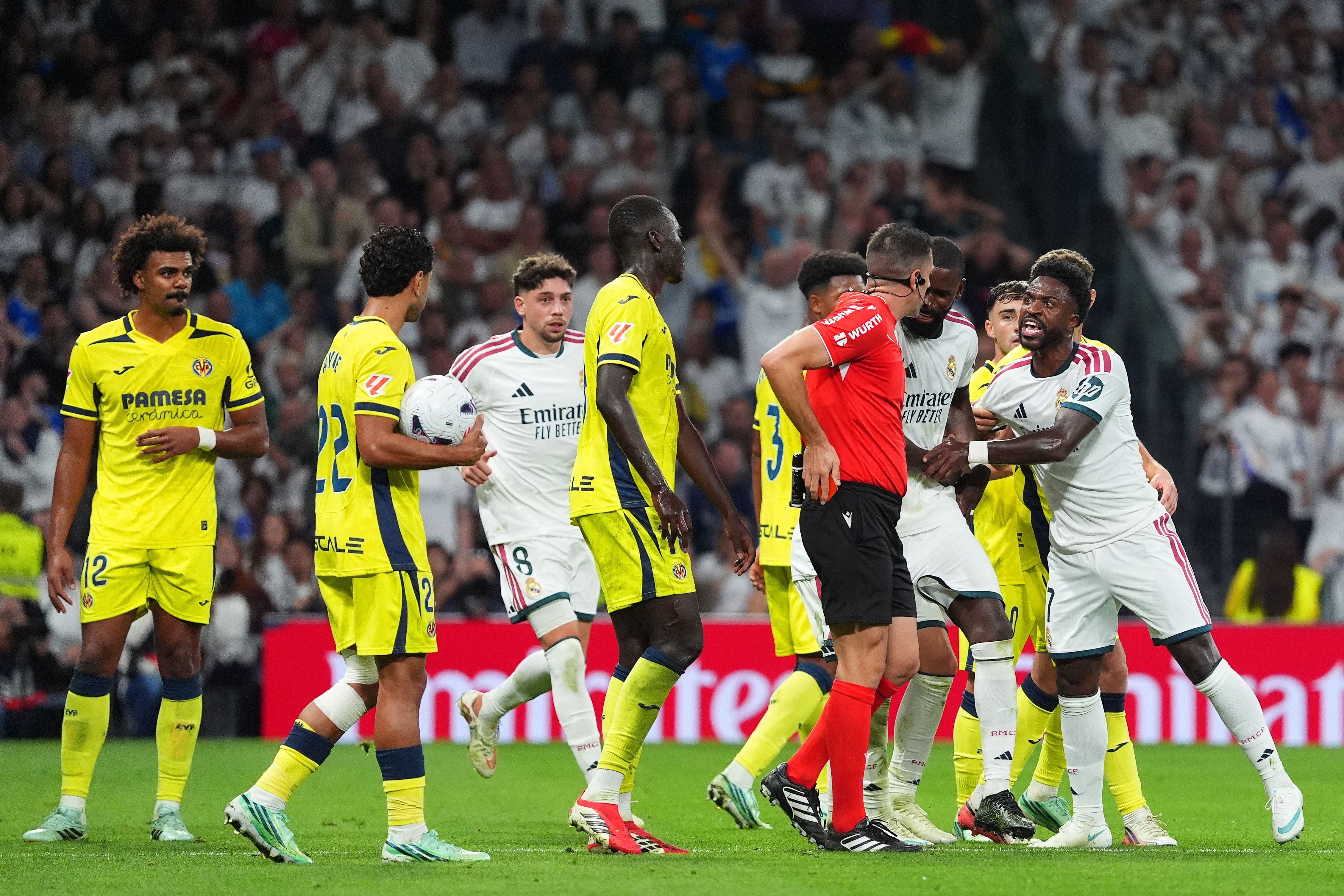 Vinicius Junior von Real Madrid diskutiert mit dem Schiedsrichter nach einer roten Karte.