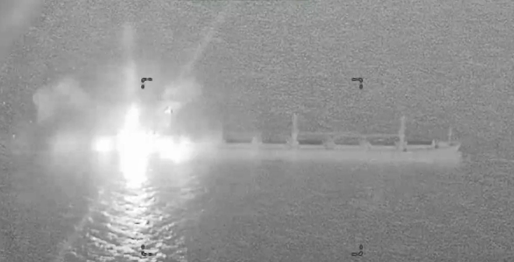 Infrarotbild zeigt Explosion auf einem Schiff in der Straße von Hormuz bei Nacht.