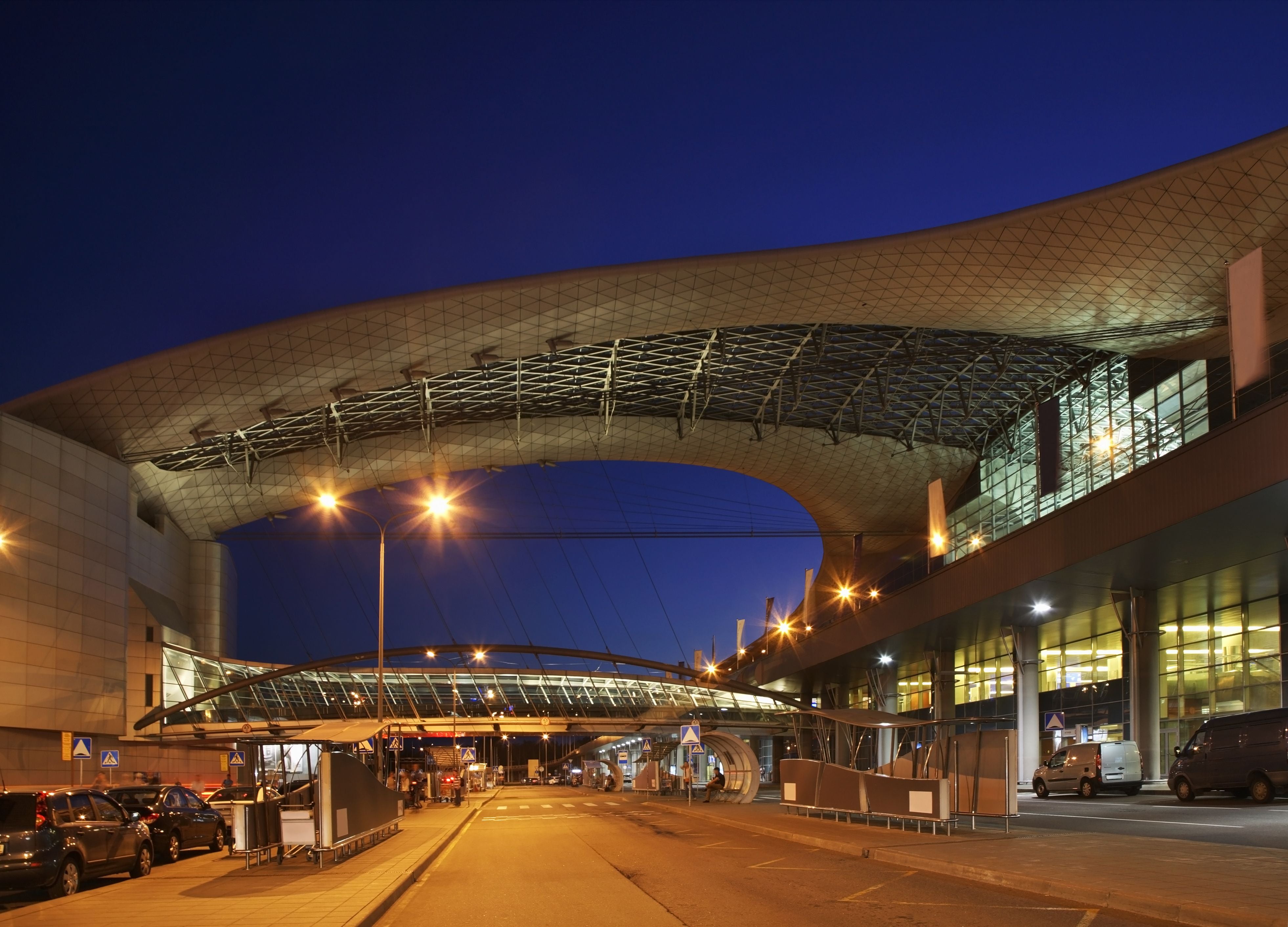 Moderne Flughafenarchitektur mit beleuchtetem Terminal bei Nacht am Sheremetyevo Flughafen, Moskau.