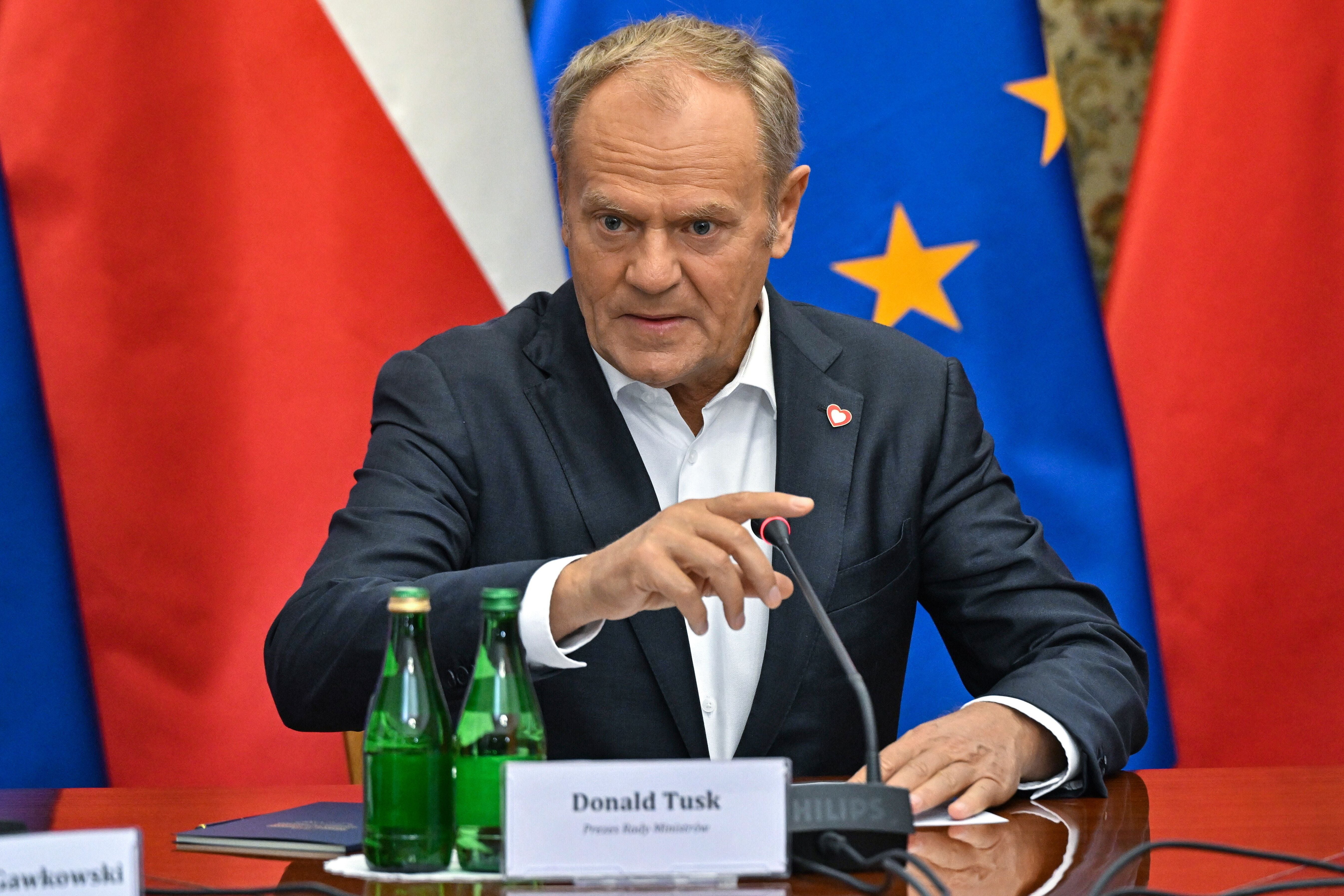 Der polnische Premierminister Donald Tusk spricht bei einer Besprechung im Büro des Premierministers.