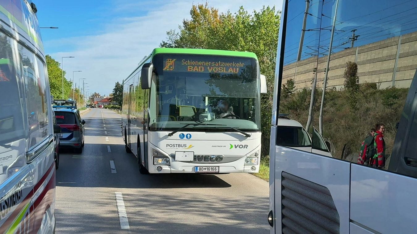 Ein Schienenersatzverkehr-Bus mit Ziel Bad Vöslau steht auf einer Straße in Baden.