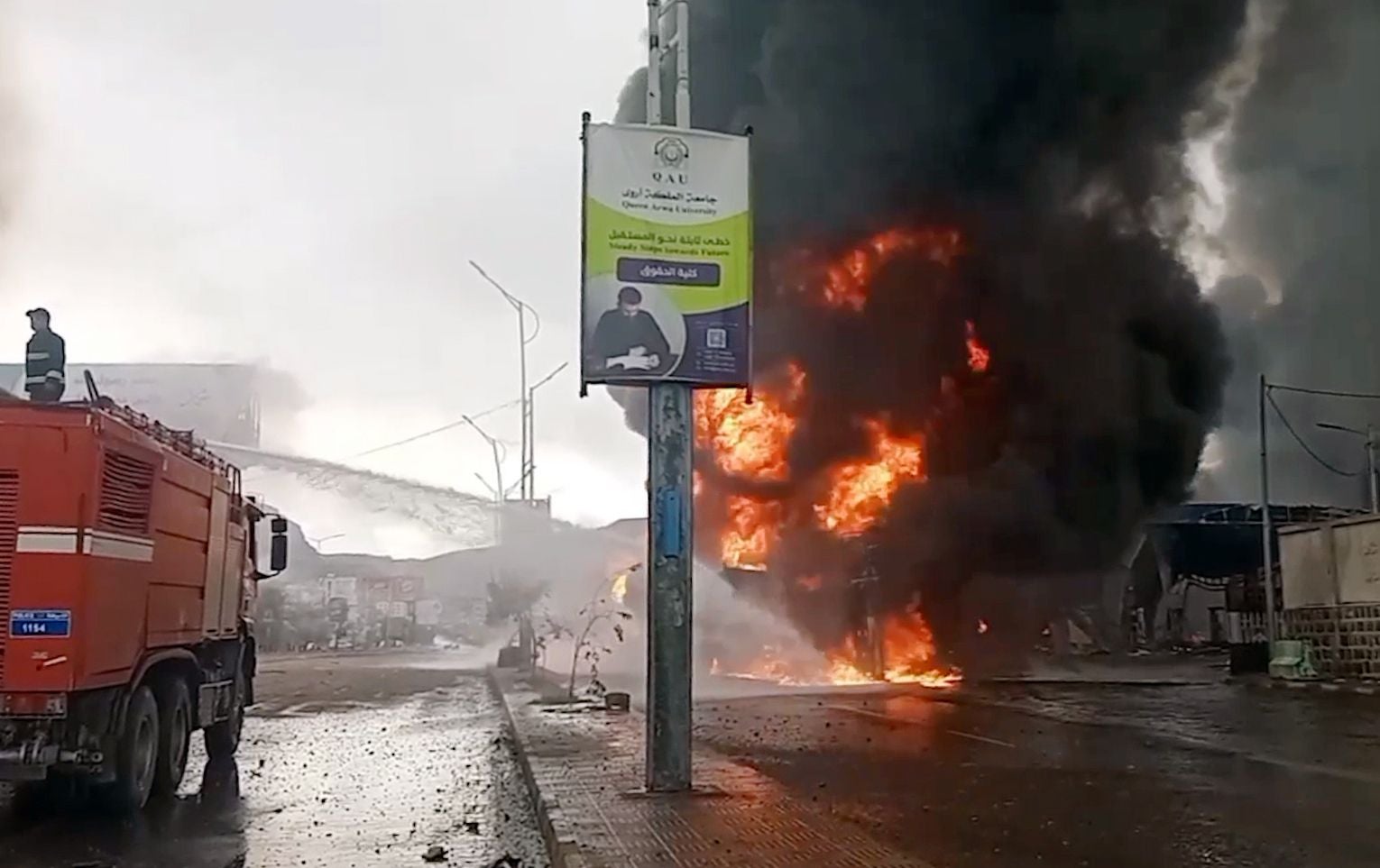 Feuerwehr löscht lodernden Brand mit schwarzem Rauch nach Luftangriff in Sanaa, Jemen.