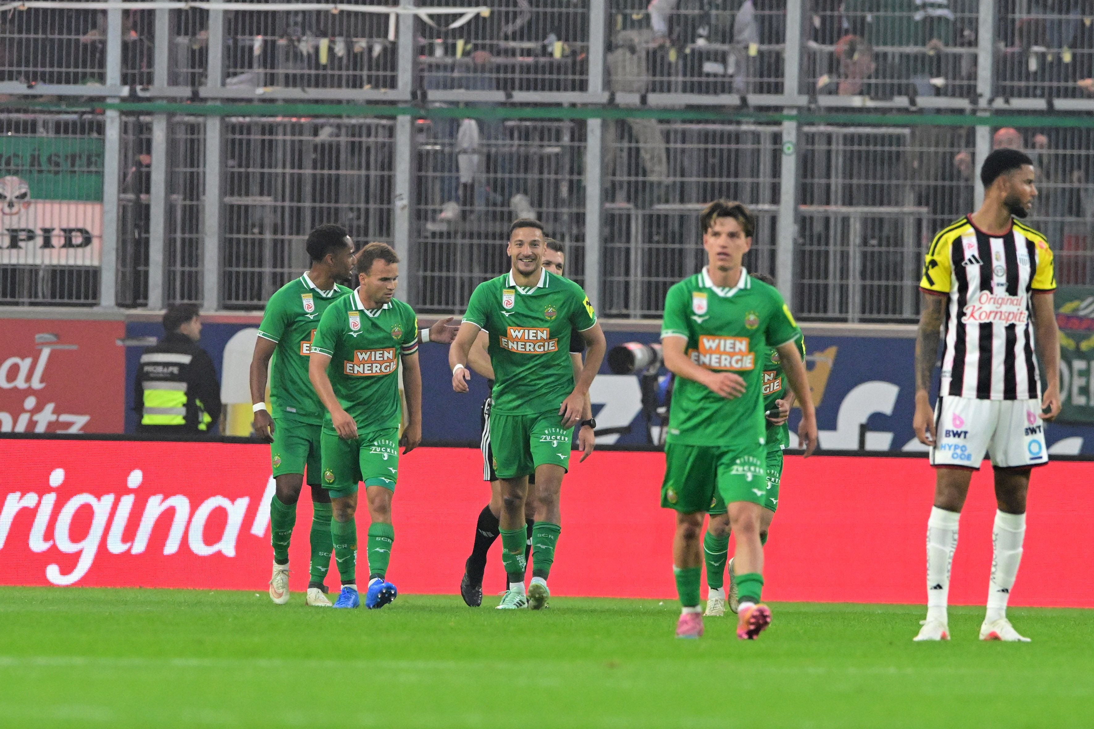 ABD0109_20261011 - LINZ - ÖSTERREICH: Das Team des SK Rapid Wien feiert das 1 zu 0 durch Ercan Kara (SK Rapid Wien) am Sonntag, 11. Oktober 2026, während der Admiral Bundesliga-Begegnung, Grunddurchgang, 8. Runde, zwischen LASK Linz und SK Rapid Wien in Linz. - FOTO: APA/EXPA/ REINHARD EISENBAUER