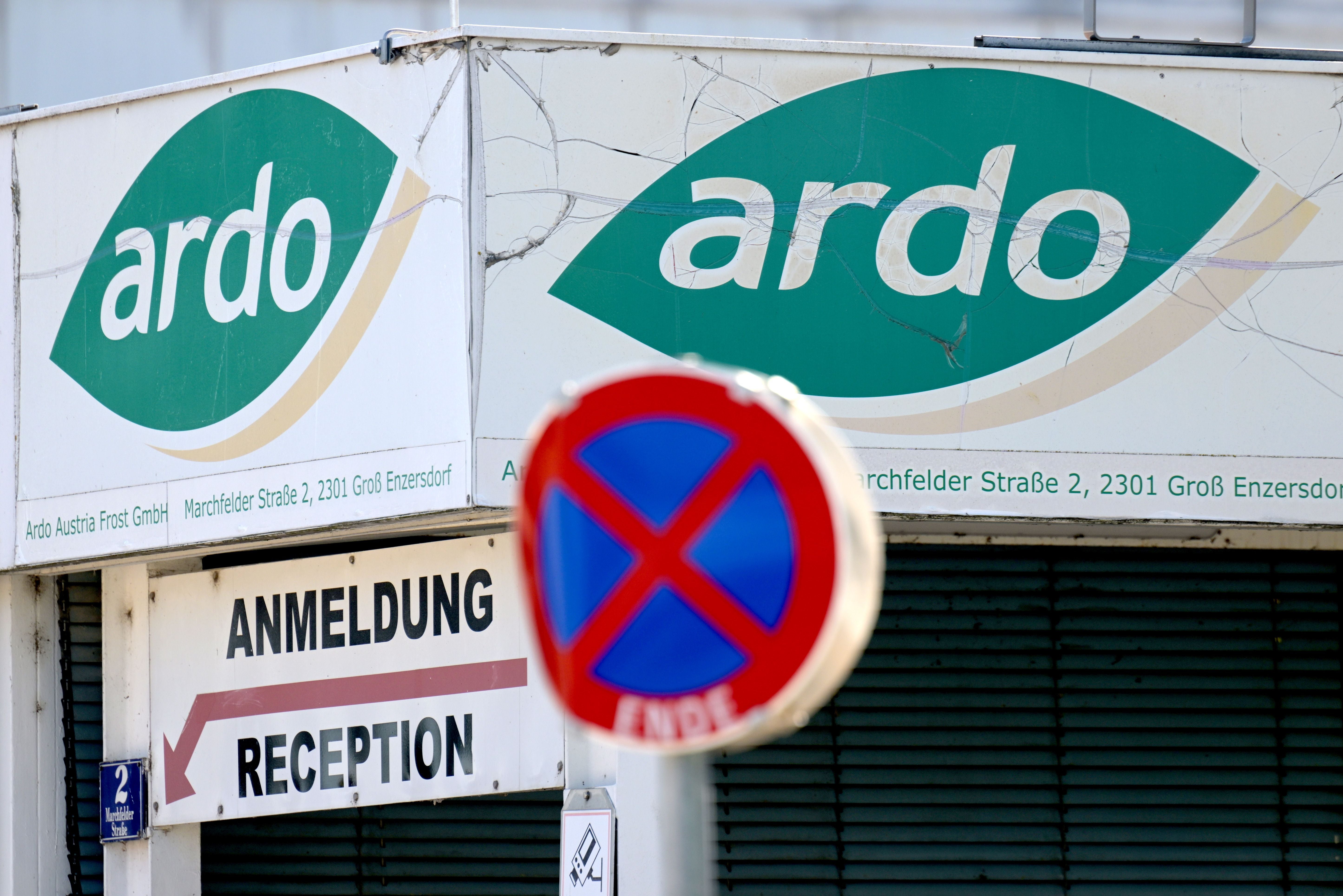 Das Logo der Firma 'ardo' über dem Eingangsbereich mit Anmeldungs- und Parkverbotsschild.