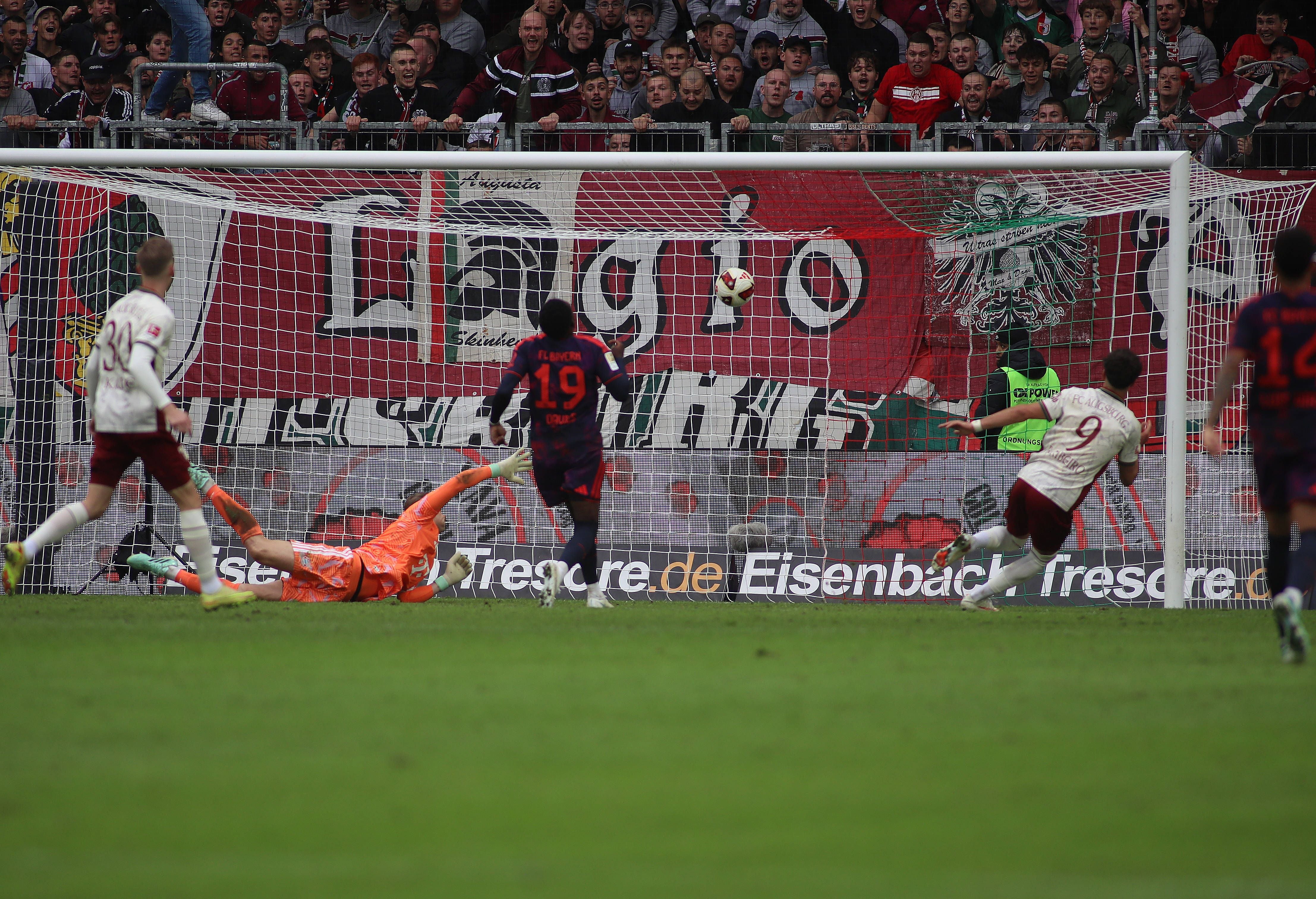 Fussball, Herren, Saison 2026/2027, FC Augsburg - FC Bayern München, Bundesliga, WWK Arena 2:1 durch Rodrigo Ribeiro FC Augsburg , Tor, Führung, hier gegen Keeper Manuel Neuer FC Bayern München DFL / DFB regulations prohibit any use of photographs as image sequences and/or quasi-video *** Soccer, Men s, 20262027 Season, FC Augsburg vs. FC Bayern Munich, Bundesliga, WWK Arena: 21 by Rodrigo Ribeiro FC Augsburg, Goal, Lead, here against goalkeeper Manuel Neuer FC Bayern Munich. DFL and DFB regulations prohibit any use of photographs as image sequences and/or quasi-video.