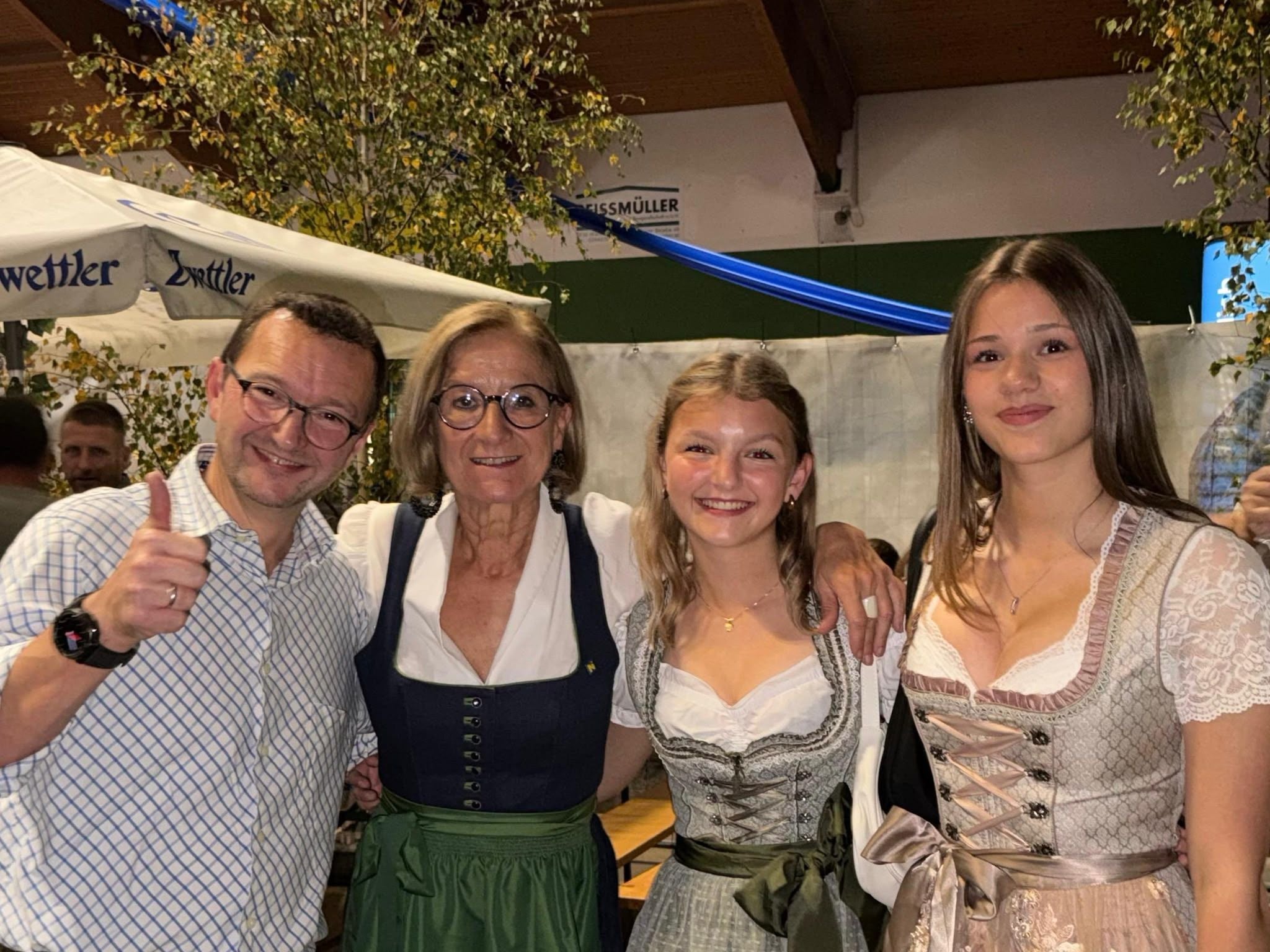 Vier fröhliche Menschen in Tracht posieren beim Oktoberfest Waidhofen an der Thaya.