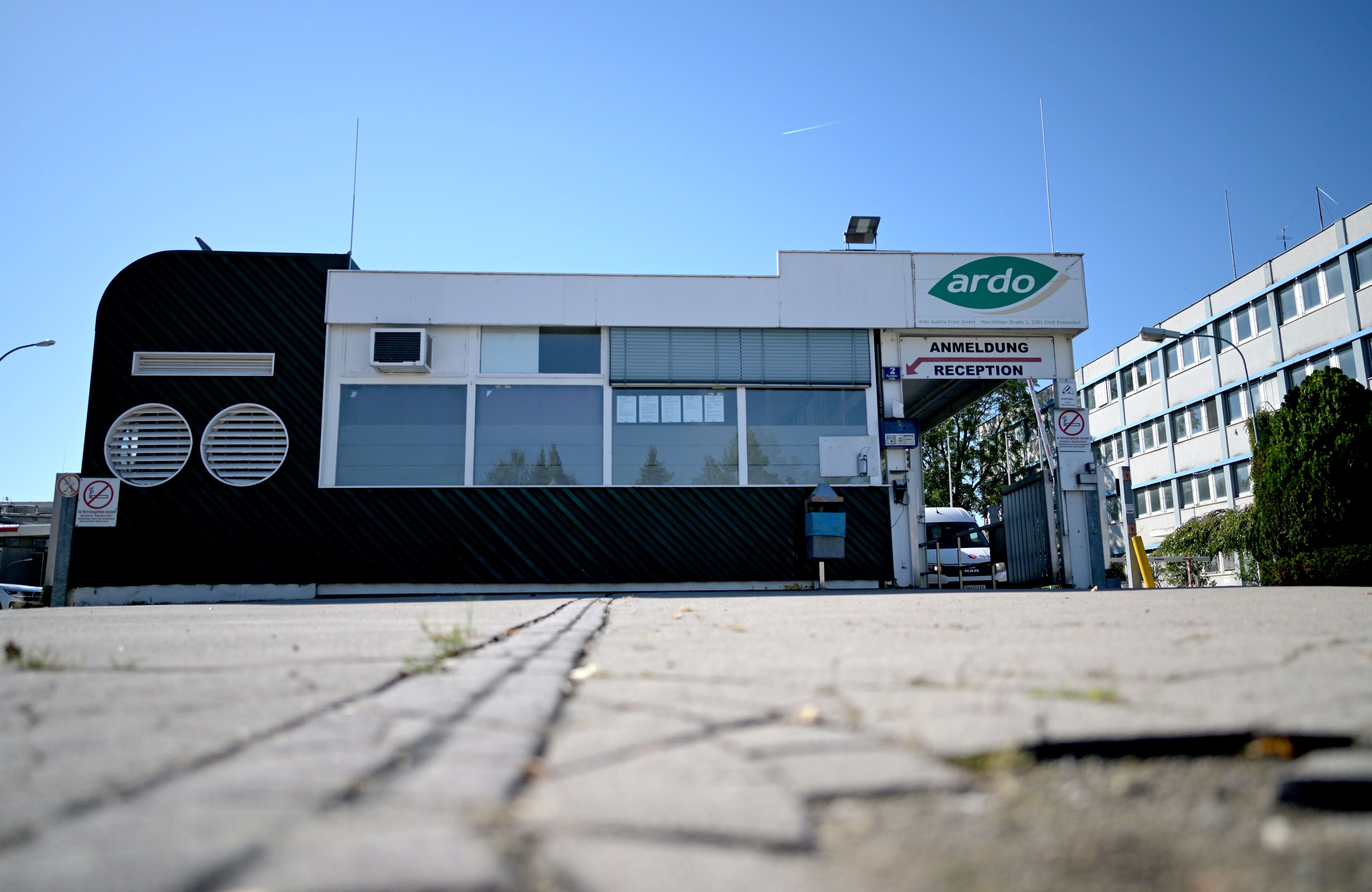 Das Ardo-Firmengebäude mit Logo und Eingang in Groß-Enzersdorf.
