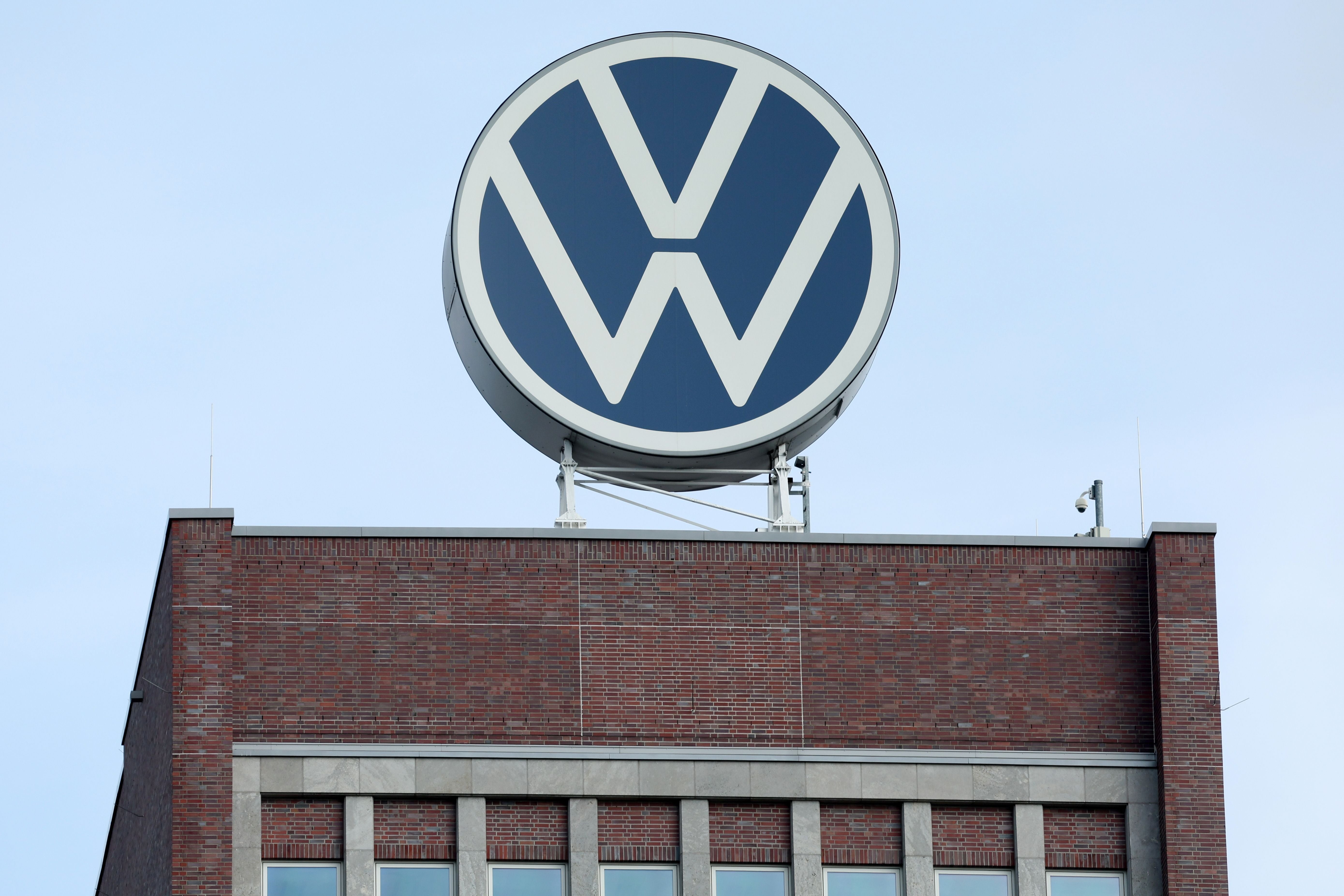 Großes Volkswagen-Logo auf dem Dach eines Backsteingebäudes in Wolfsburg, Deutschland.