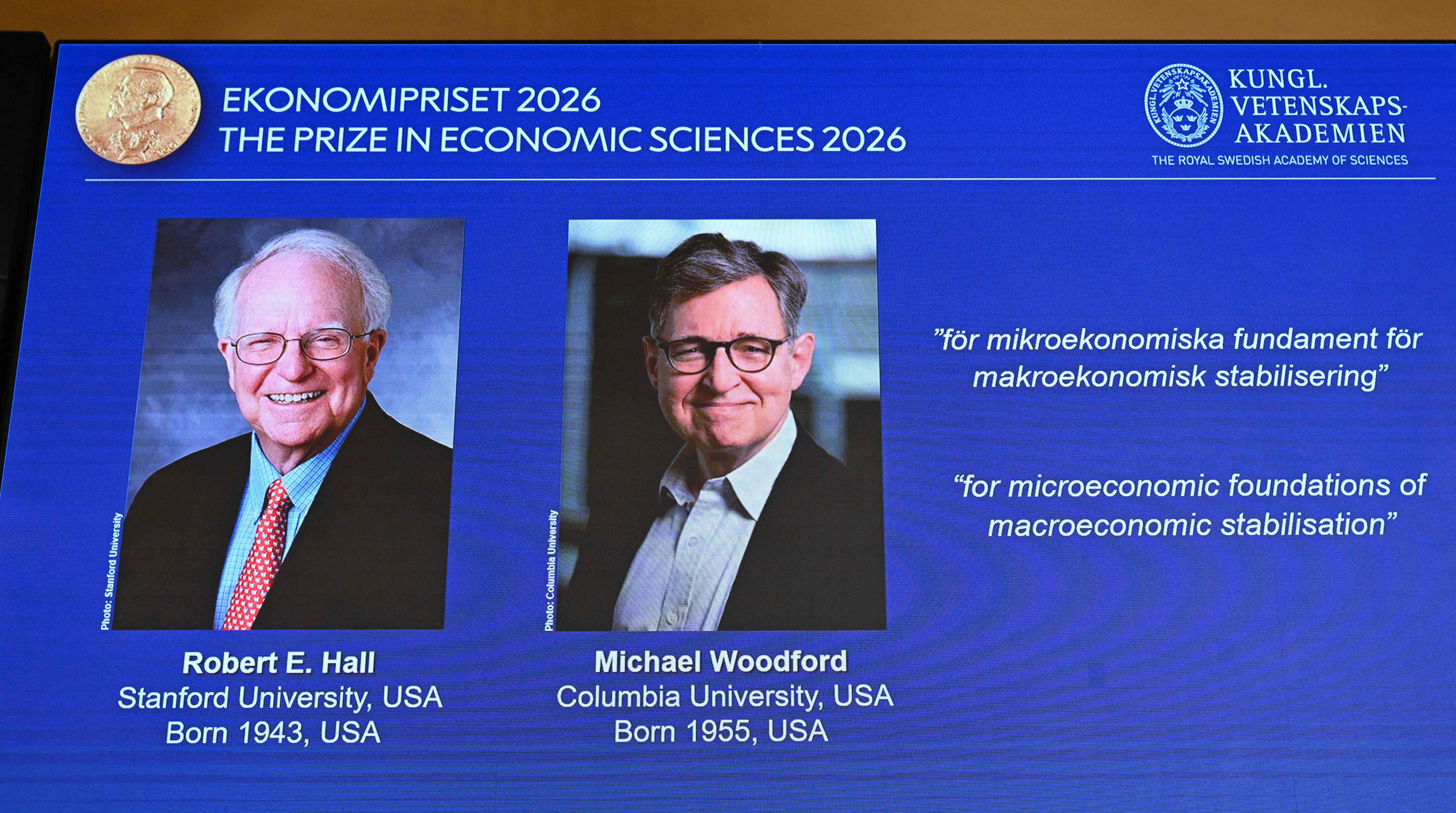 Robert E. Hall und Michael Woodford werden als Gewinner des Wirtschaftsnobelpreises 2026 gezeigt.